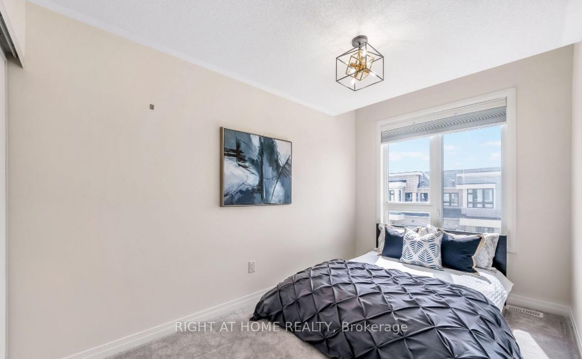 Photo 8 of 43 Caspian Square, Clarington, Bowmanville — HOMEH