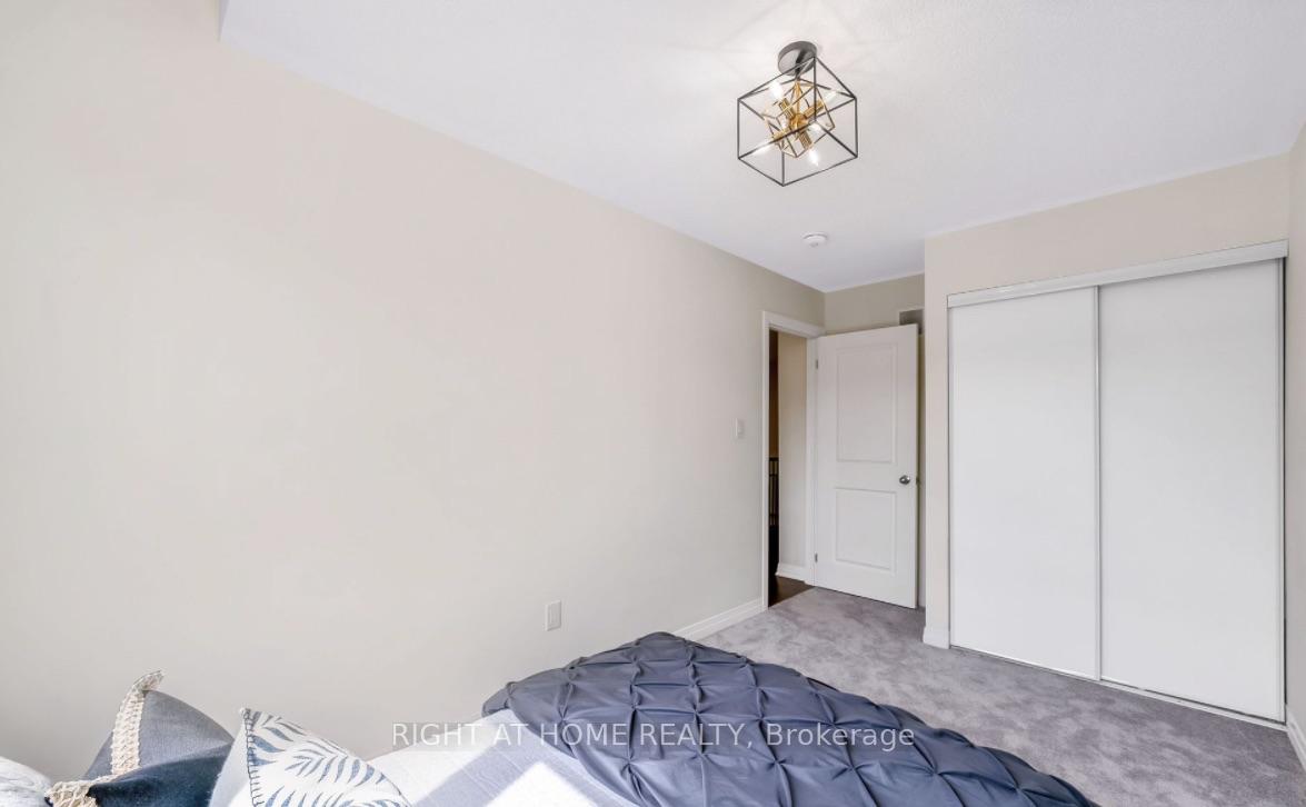Photo 18 of 43 Caspian Square, Clarington, Bowmanville — HOMEH