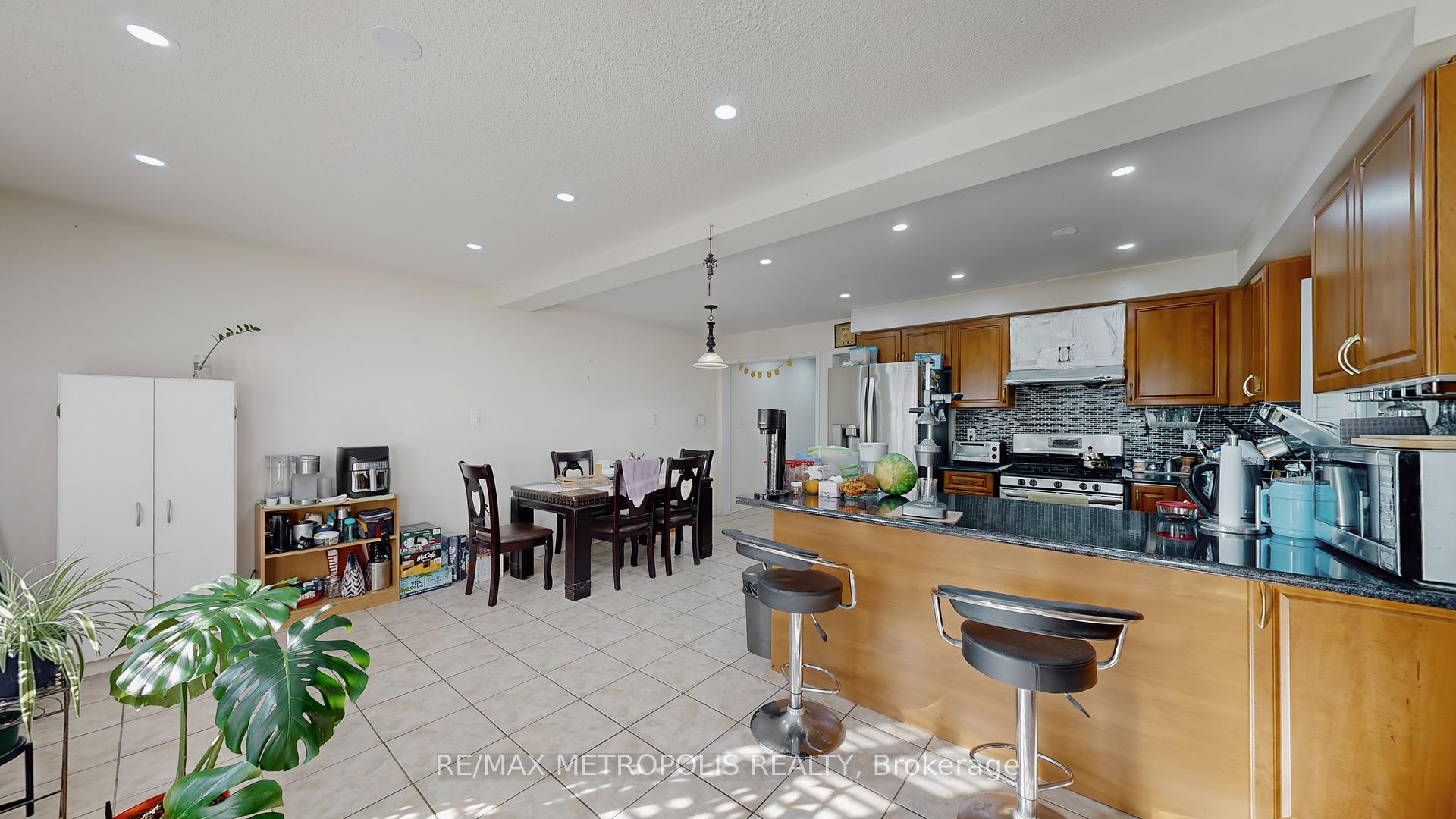 Photo 5 of 80 Charles Brown Road E, Markham, Cedarwood — HOMEH
