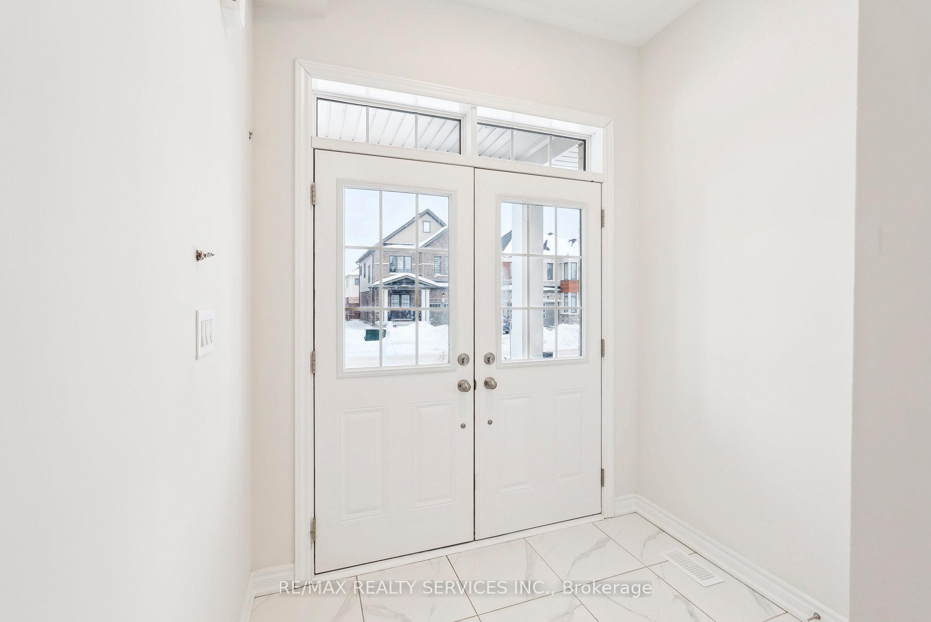 Photo 5 of 16 Ludlow Drive, Barrie, Innis-Shore — HOMEH