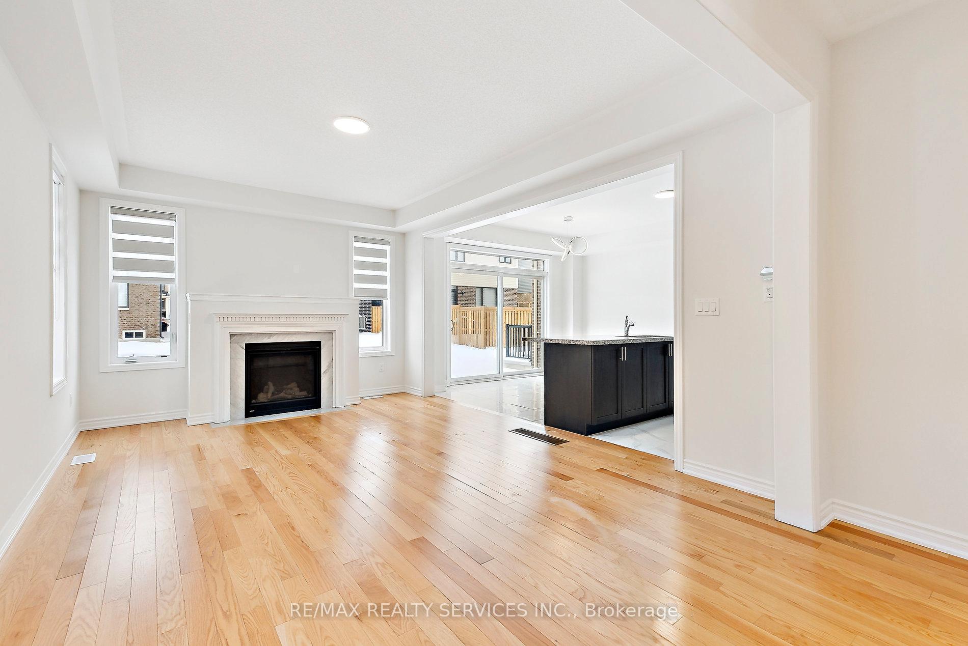 Photo 3 of 16 Ludlow Drive, Barrie, Innis-Shore — HOMEH