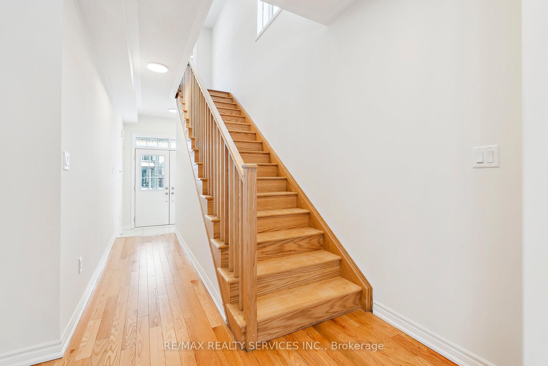 Photo 11 of 16 Ludlow Drive, Barrie, Innis-Shore — HOMEH