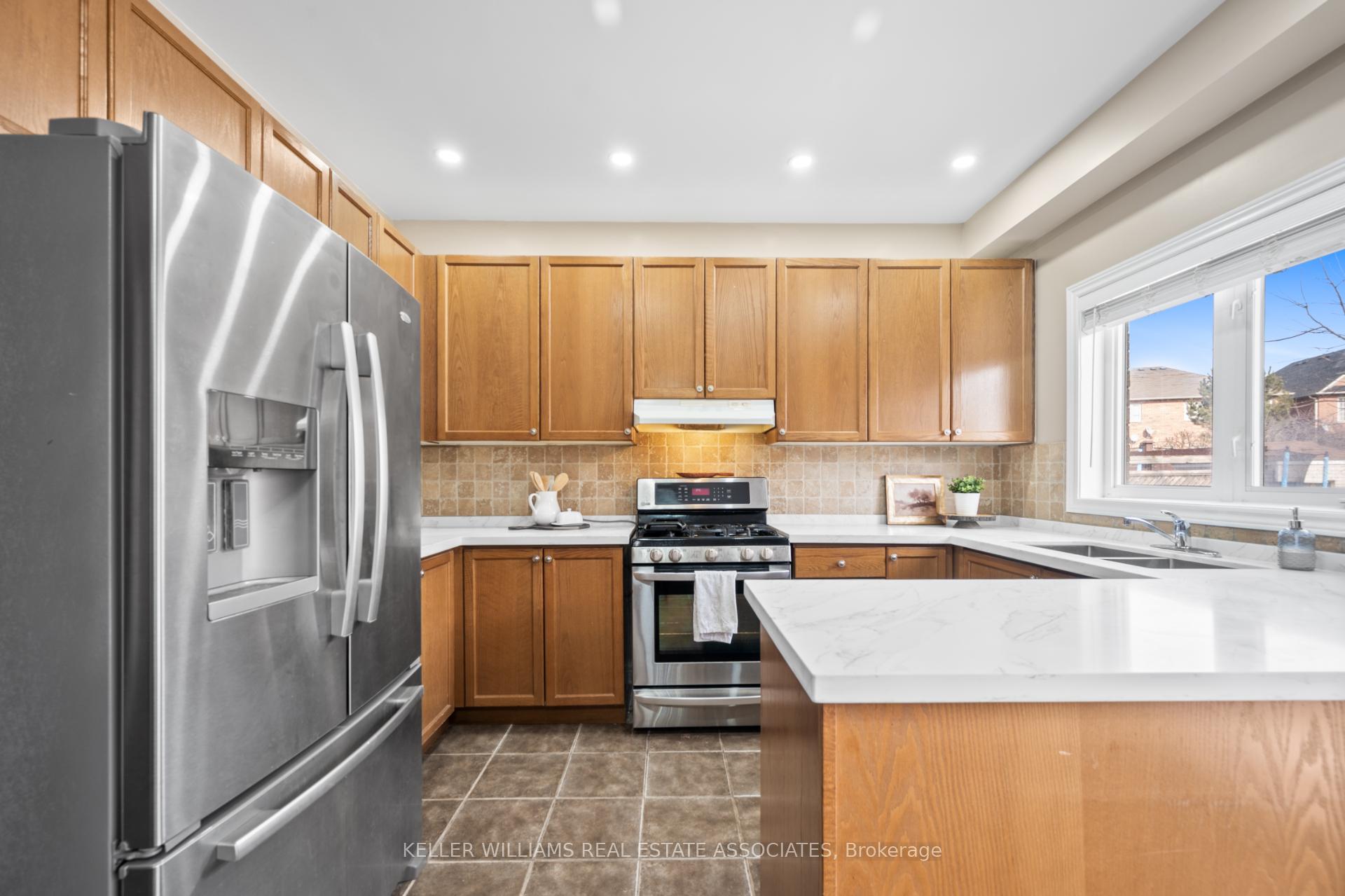 Photo 6 of 61 Oblate Crescent, Brampton, Bram West — HOMEH