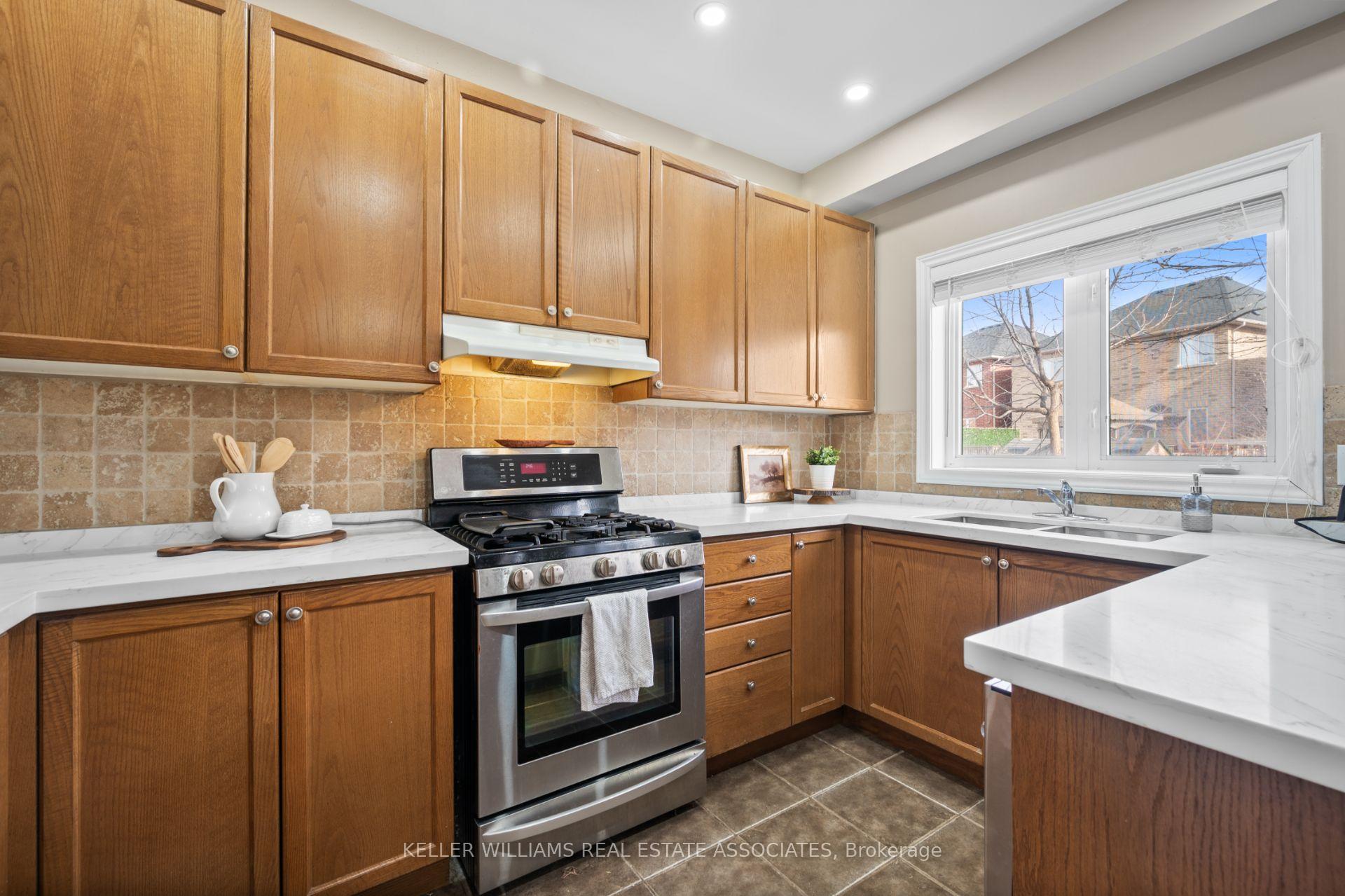 Photo 12 of 61 Oblate Crescent, Brampton, Bram West — HOMEH
