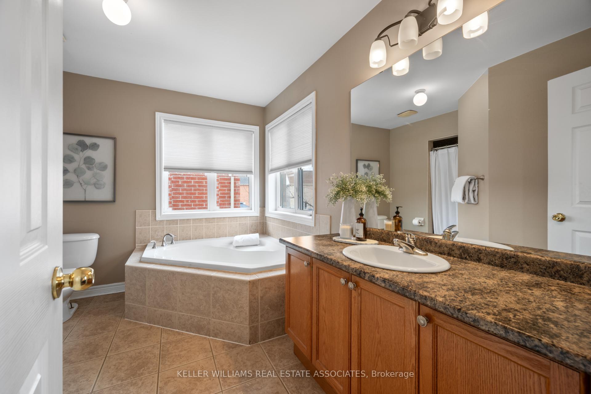 Photo 16 of 61 Oblate Crescent, Brampton, Bram West — HOMEH