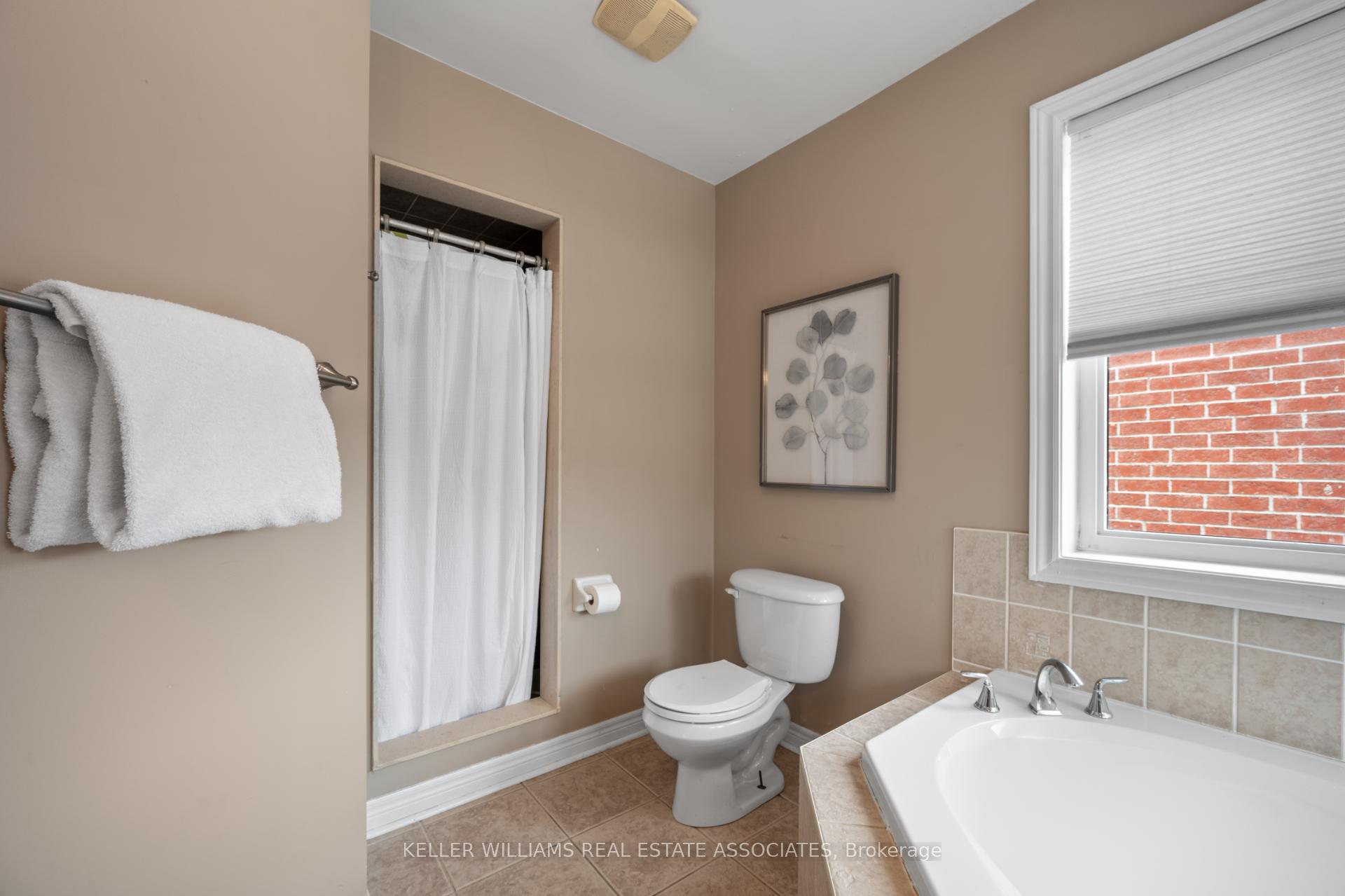 Photo 17 of 61 Oblate Crescent, Brampton, Bram West — HOMEH