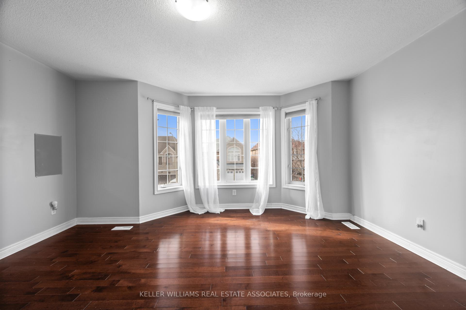 Photo 18 of 61 Oblate Crescent, Brampton, Bram West — HOMEH