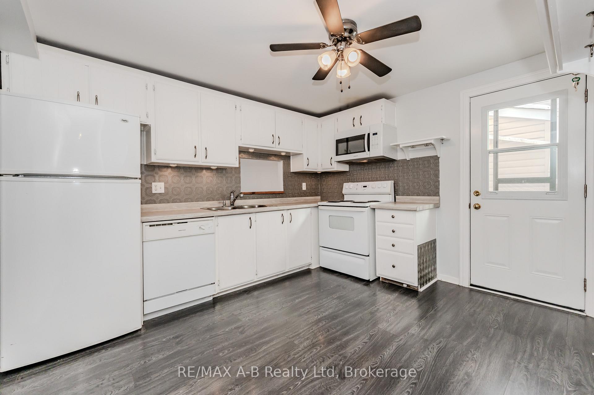 Photo 4 of 169 Elm Ridge Drive S, Kitchener — HOMEH