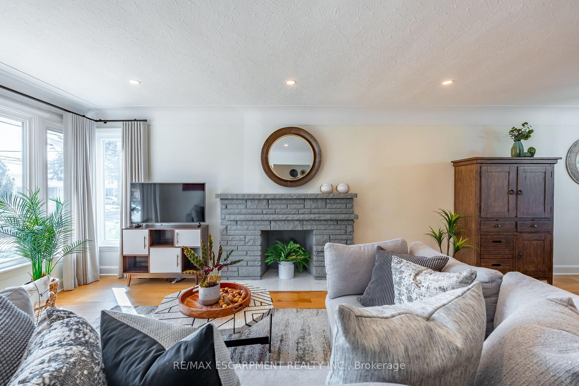 Photo 8 of 26 McMaster Avenue, Hamilton, Dundas — HOMEH