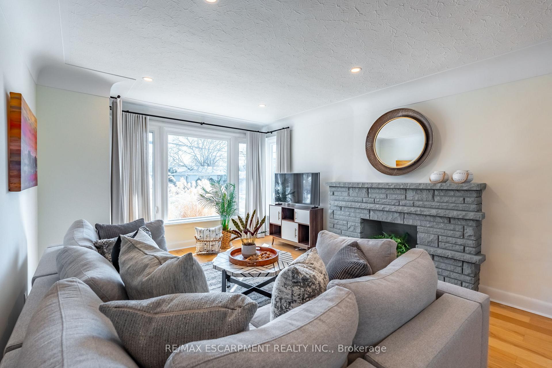 Photo 6 of 26 McMaster Avenue, Hamilton, Dundas — HOMEH