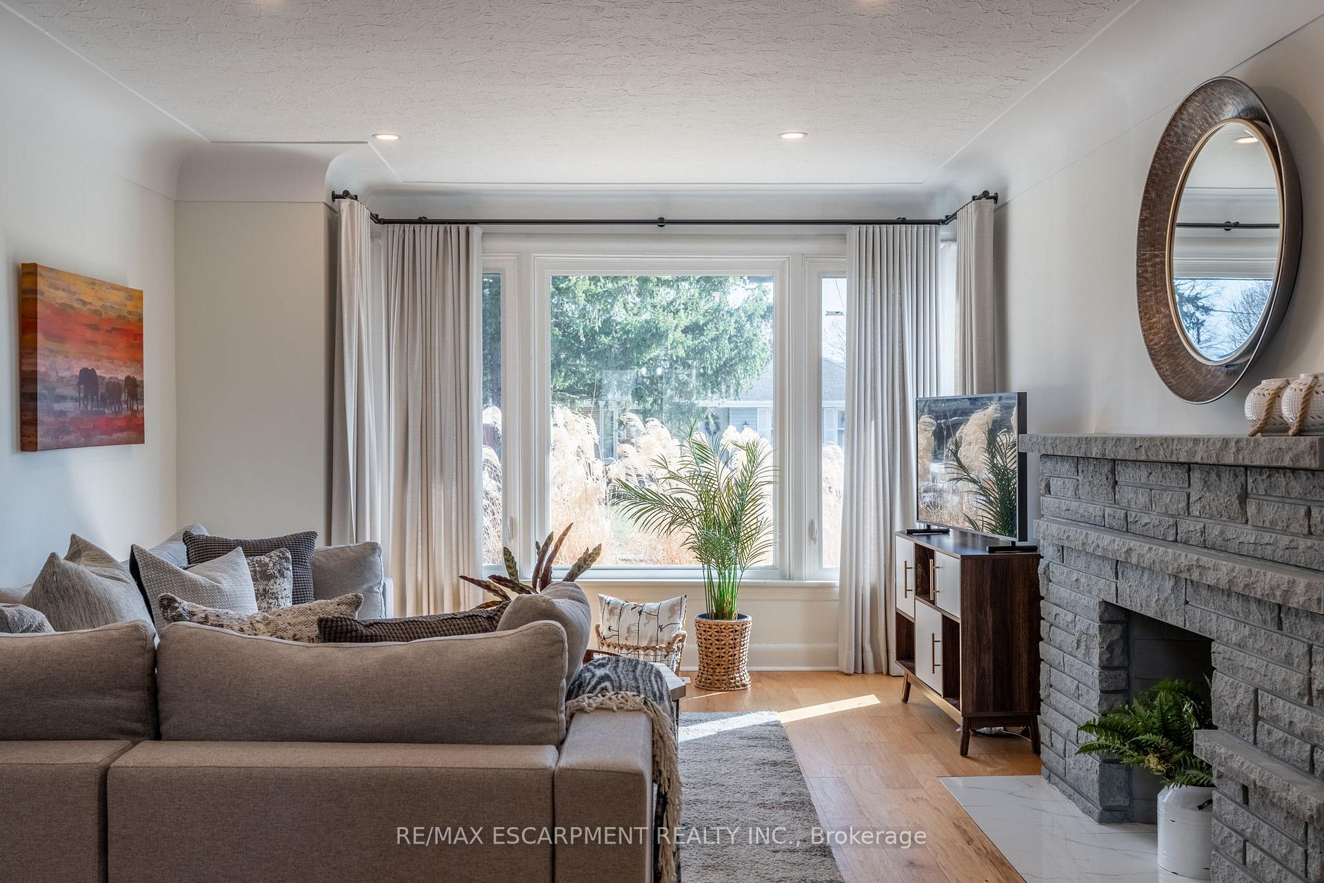 Photo 12 of 26 McMaster Avenue, Hamilton, Dundas — HOMEH