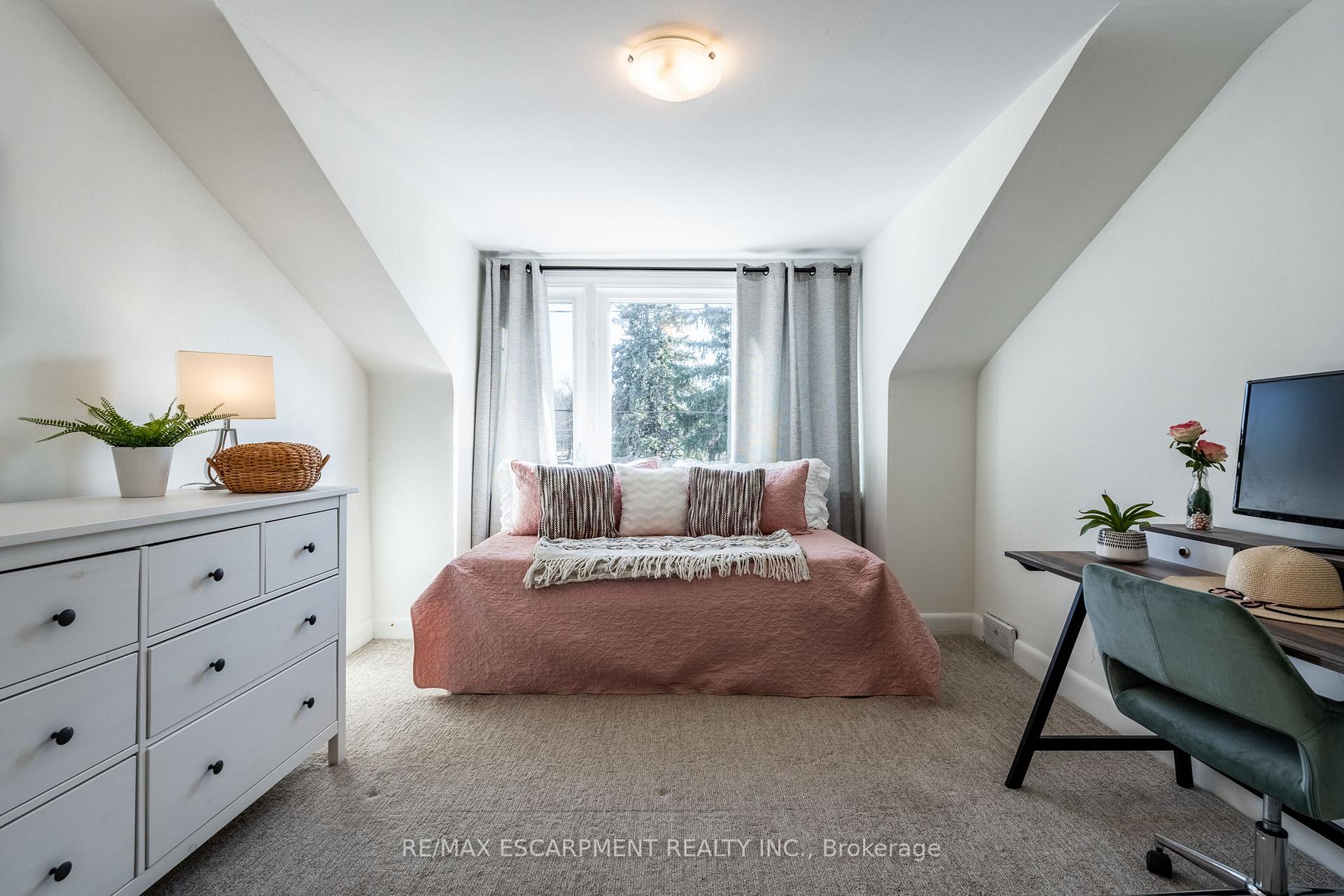 Photo 25 of 26 McMaster Avenue, Hamilton, Dundas — HOMEH