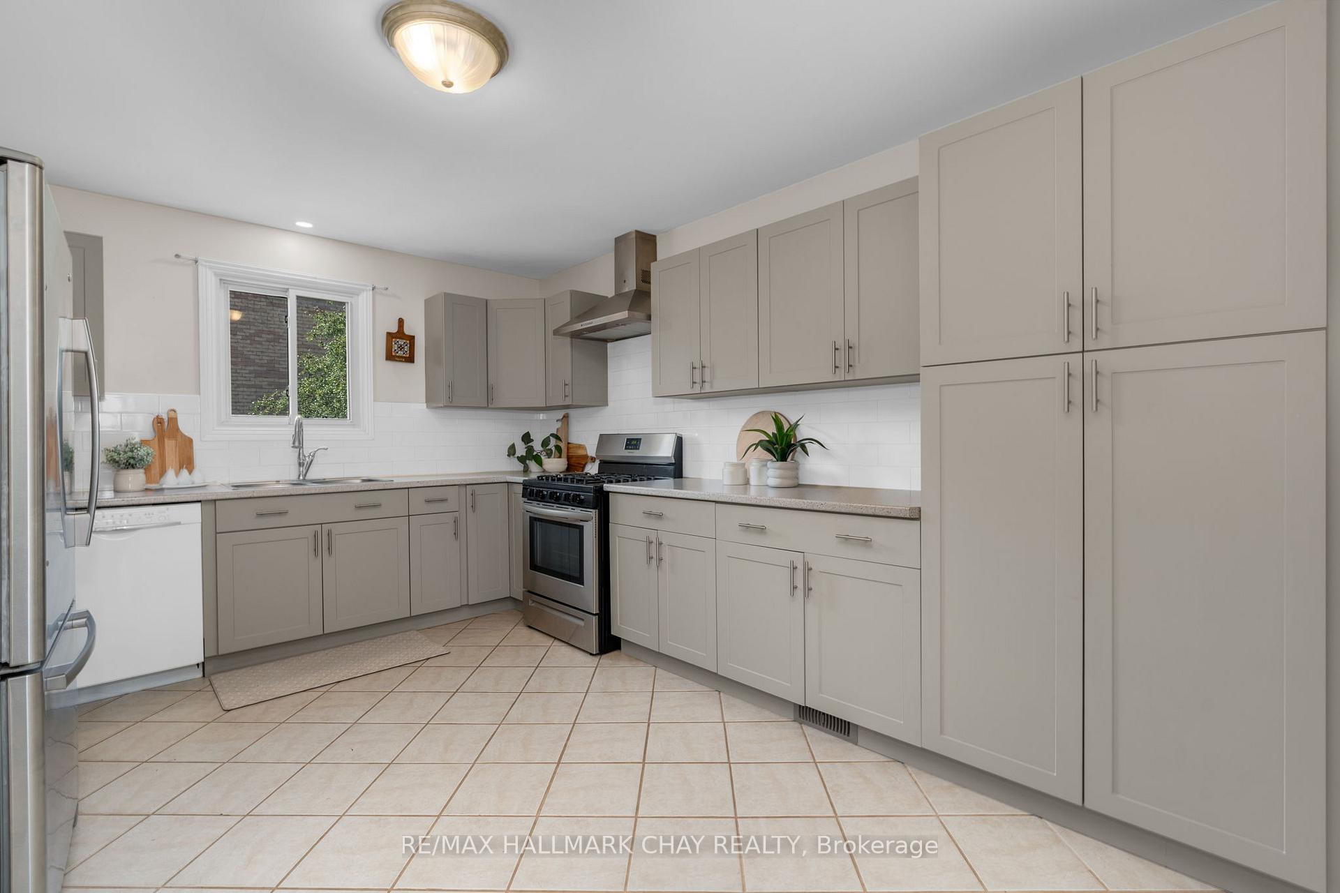 Photo 10 of 294 Hickling Trail, Barrie, Grove East — HOMEH
