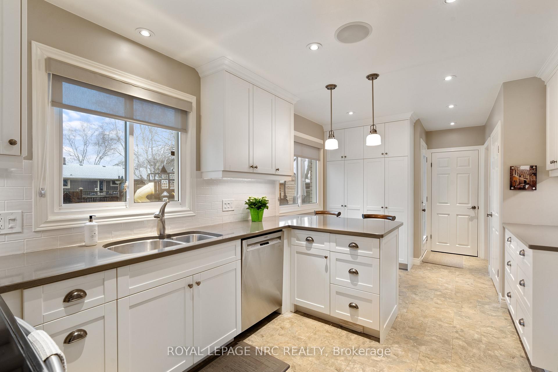Photo 10 of 21 Gordon Place, St. Catharines, Vine/Linwell — HOMEH
