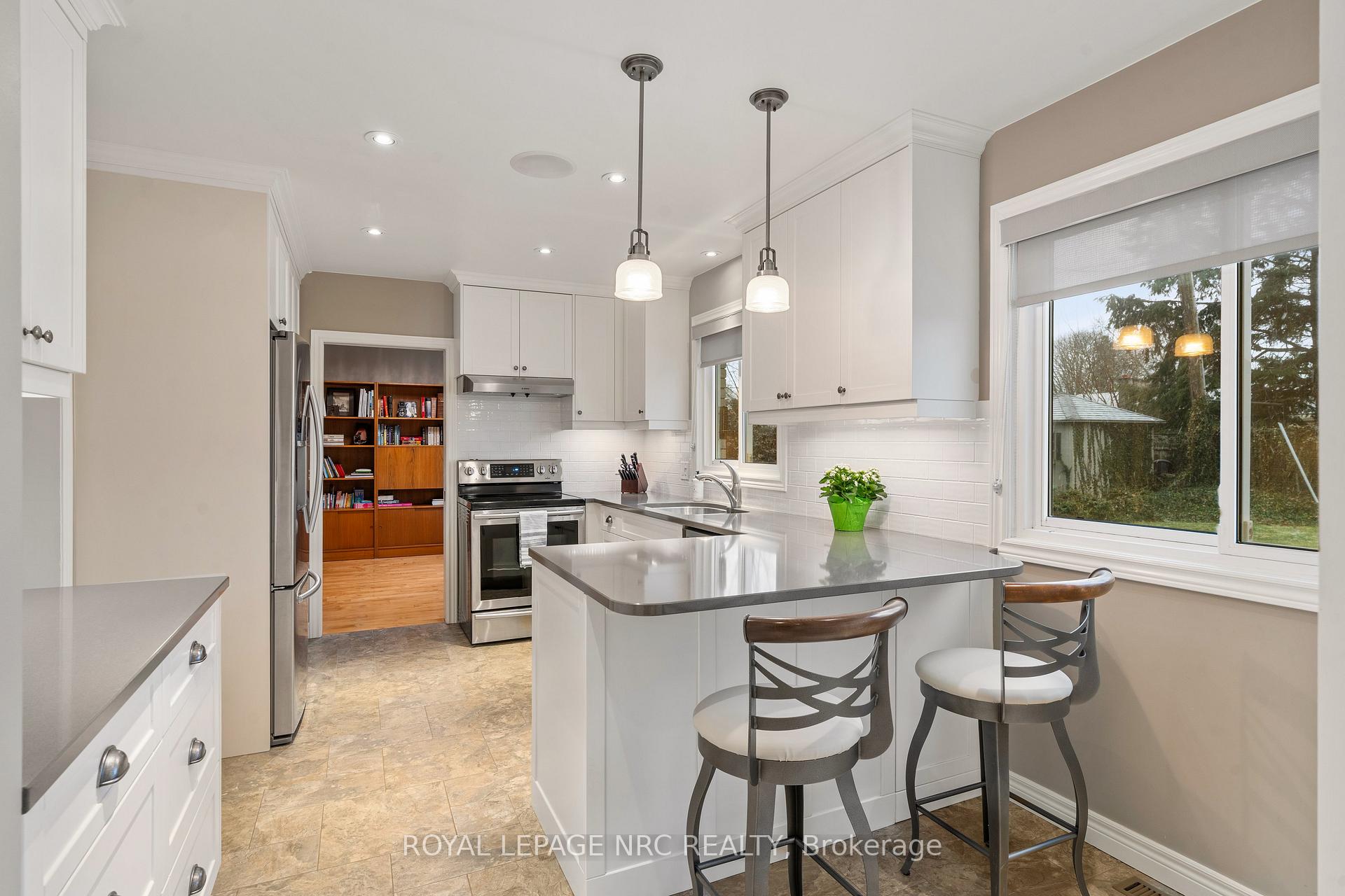 Photo 11 of 21 Gordon Place, St. Catharines, Vine/Linwell — HOMEH