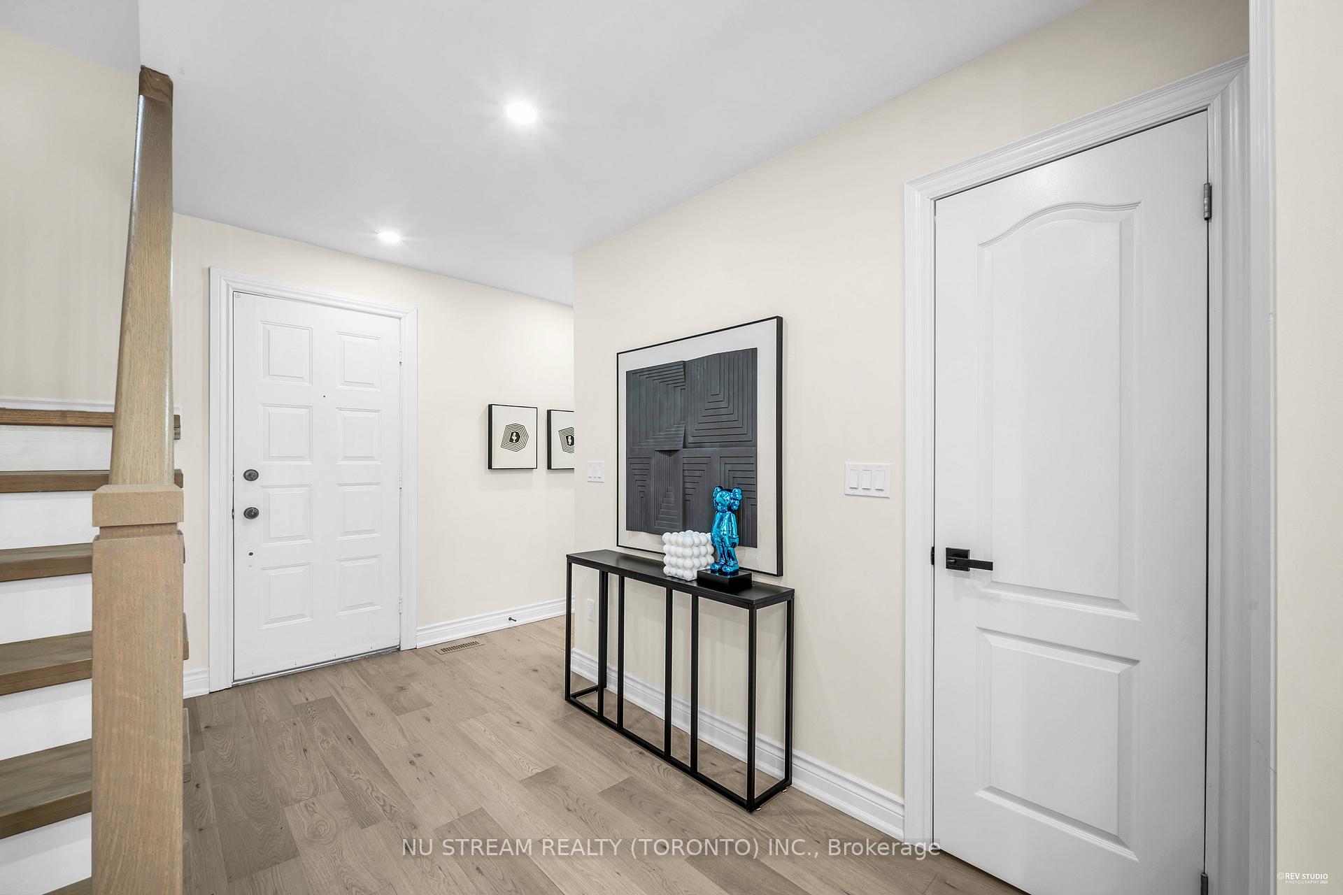 Photo 3 of 9 Liebeck Crescent, Markham, Unionville — HOMEH