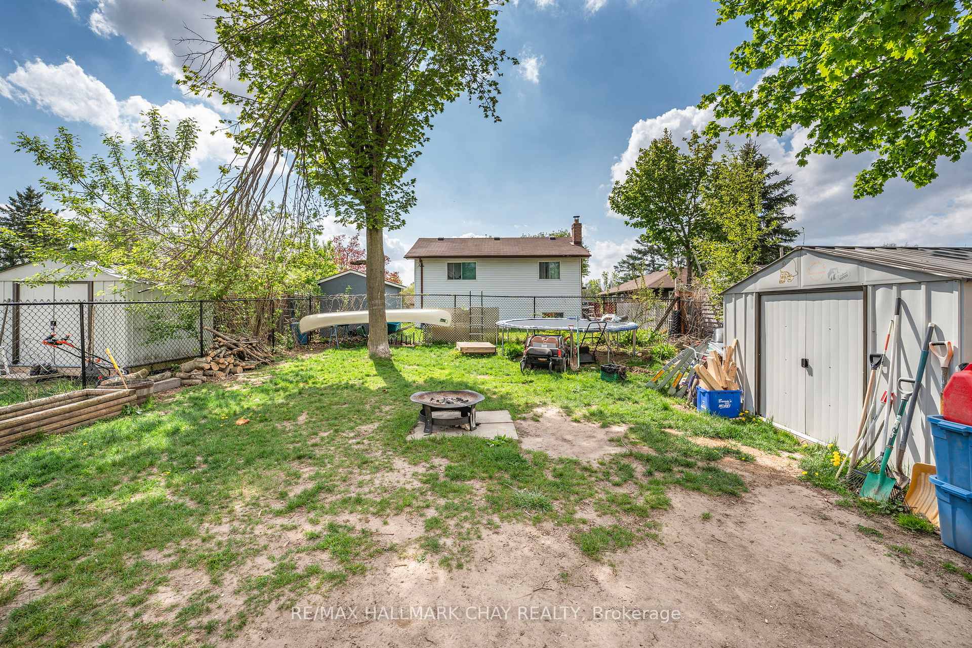 Photo 9 of 12 Bronte Crescent, Barrie, Letitia Heights — HOMEH