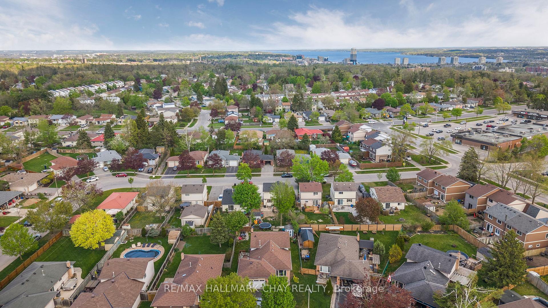 Photo 11 of 12 Bronte Crescent, Barrie, Letitia Heights — HOMEH