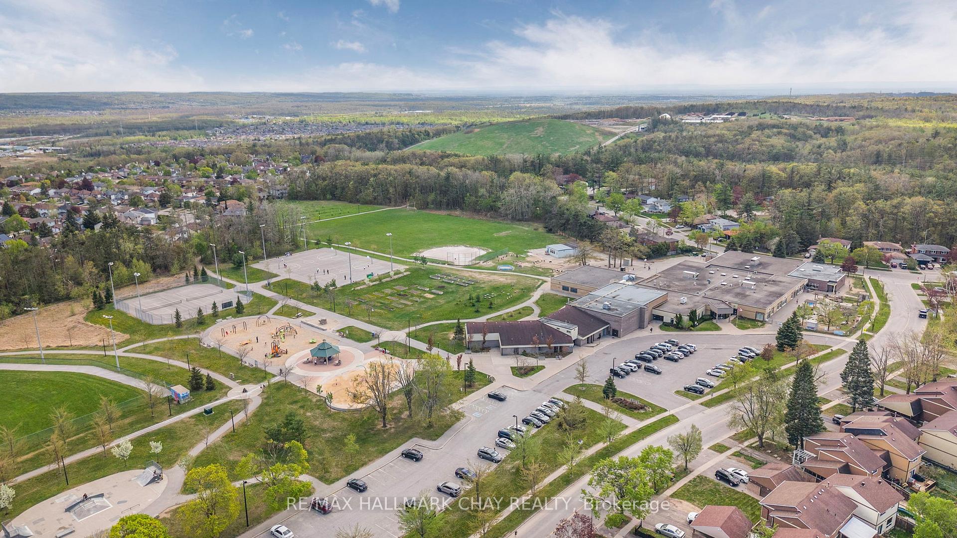 Photo 12 of 12 Bronte Crescent, Barrie, Letitia Heights — HOMEH
