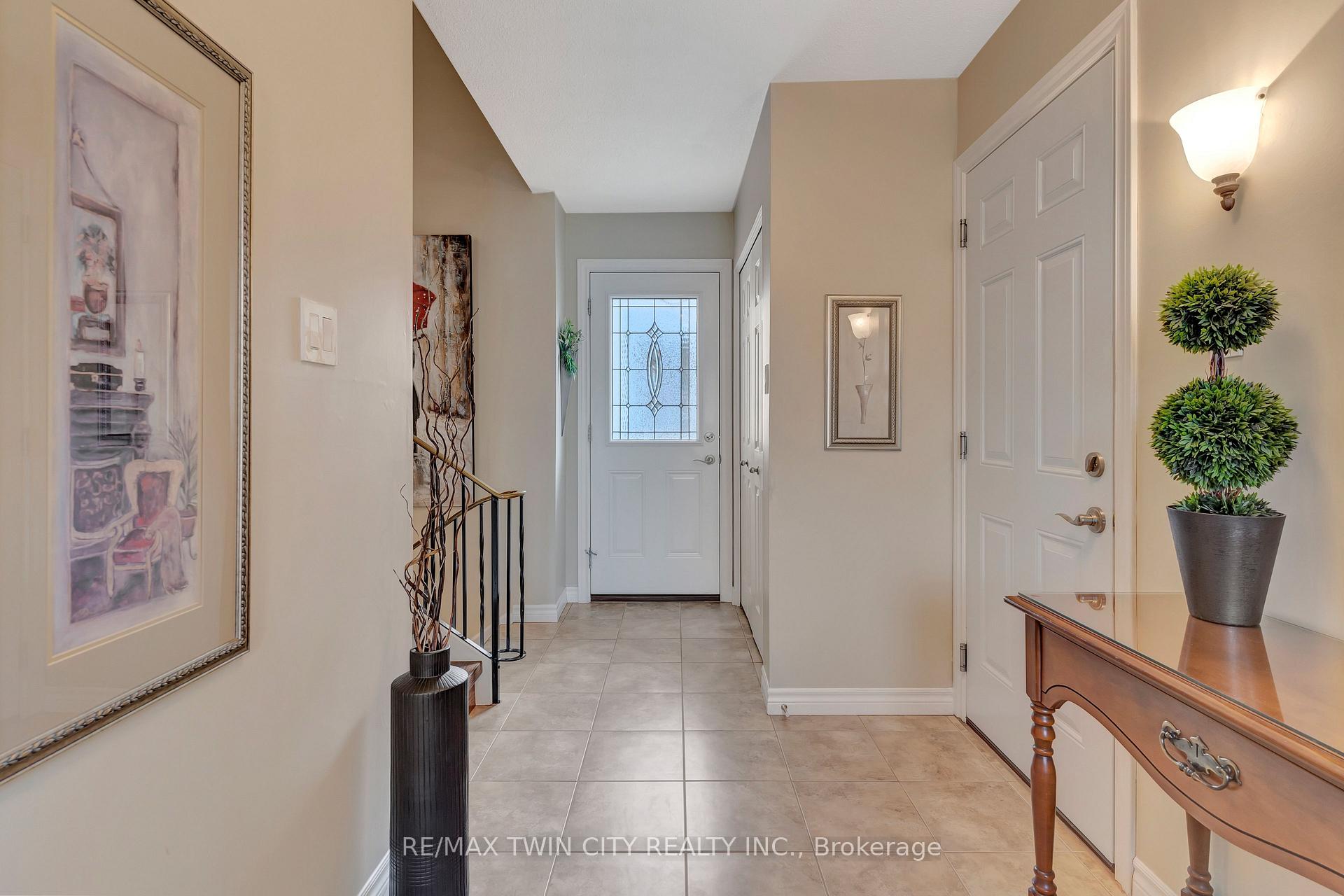 Photo 13 of 158 Martinglen Crescent, Kitchener — HOMEH