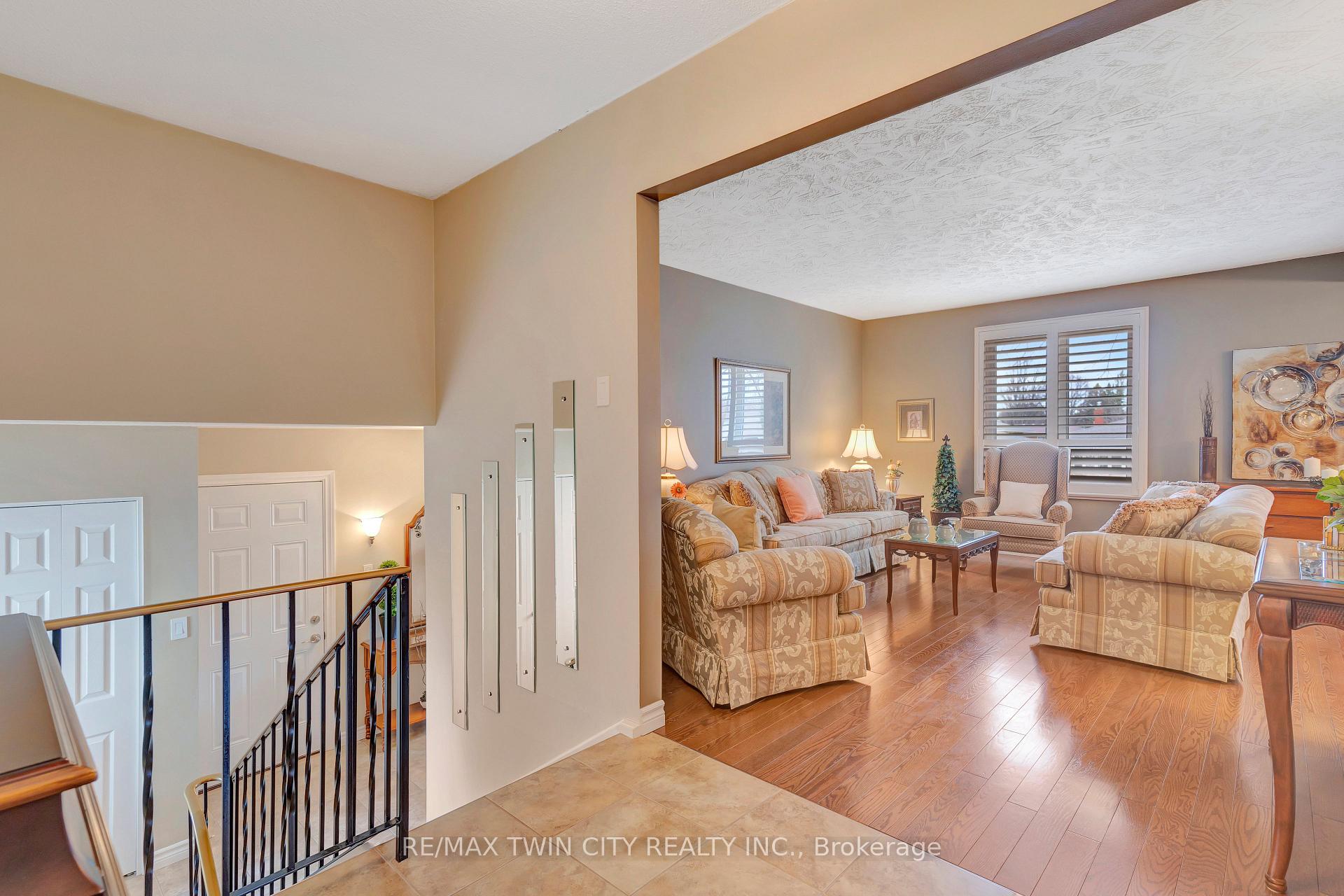 Photo 20 of 158 Martinglen Crescent, Kitchener — HOMEH