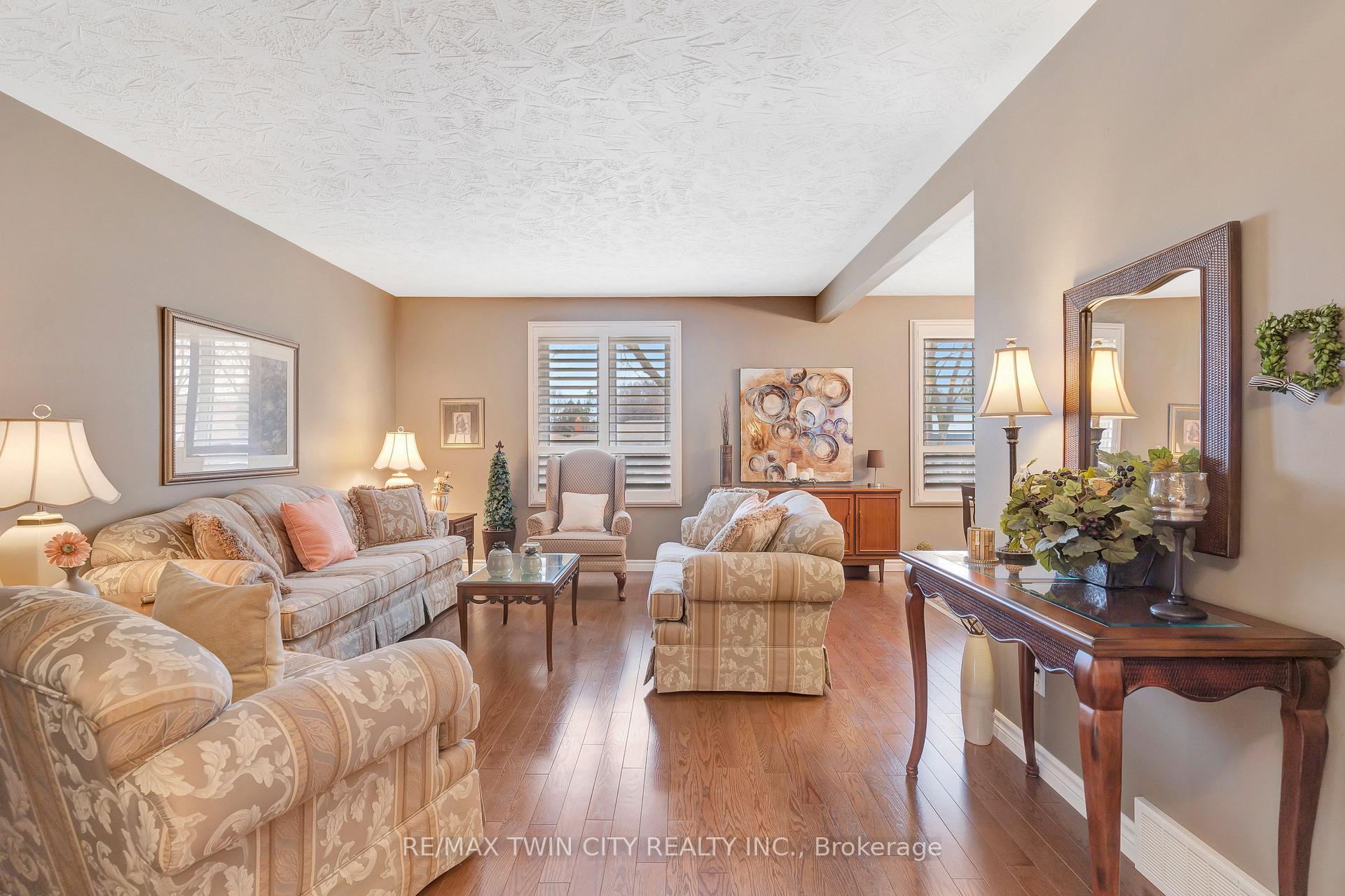 Photo 2 of 158 Martinglen Crescent, Kitchener — HOMEH