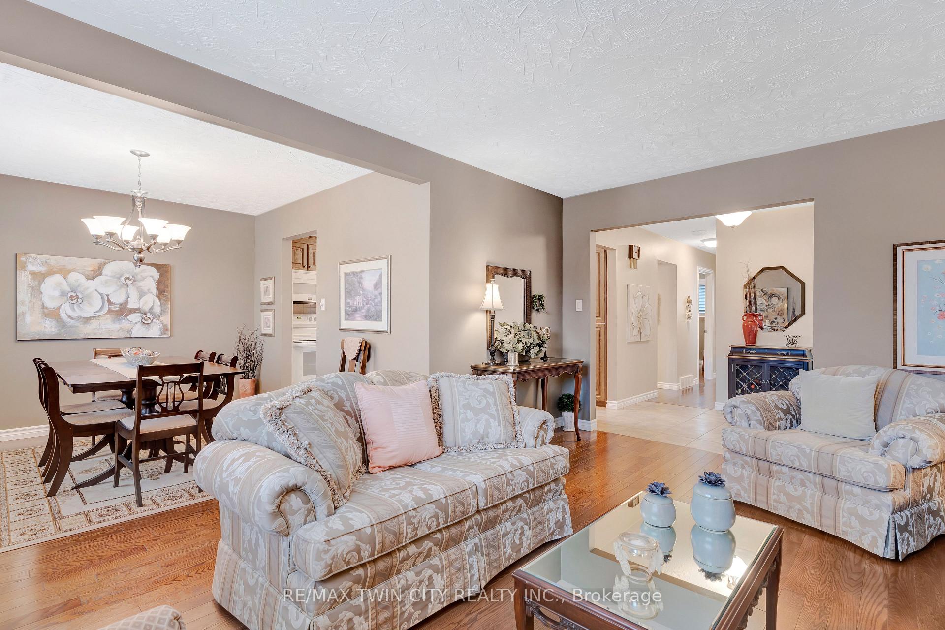 Photo 5 of 158 Martinglen Crescent, Kitchener — HOMEH