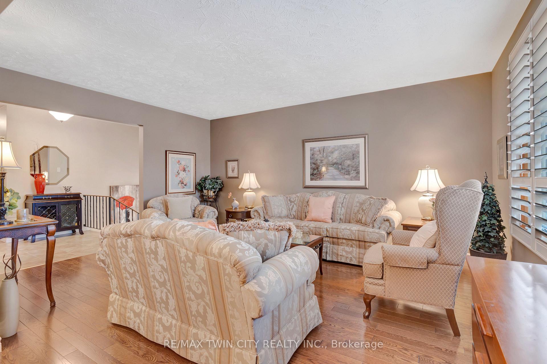 Photo 25 of 158 Martinglen Crescent, Kitchener — HOMEH