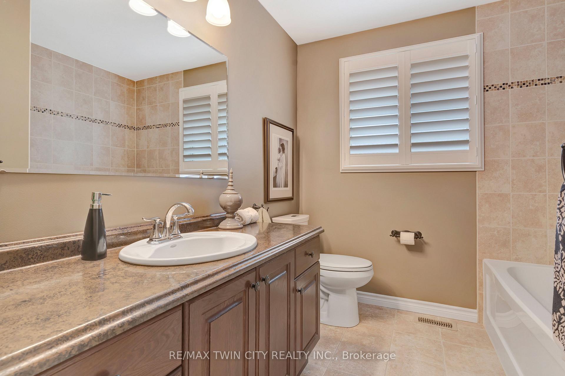 Photo 18 of 158 Martinglen Crescent, Kitchener — HOMEH