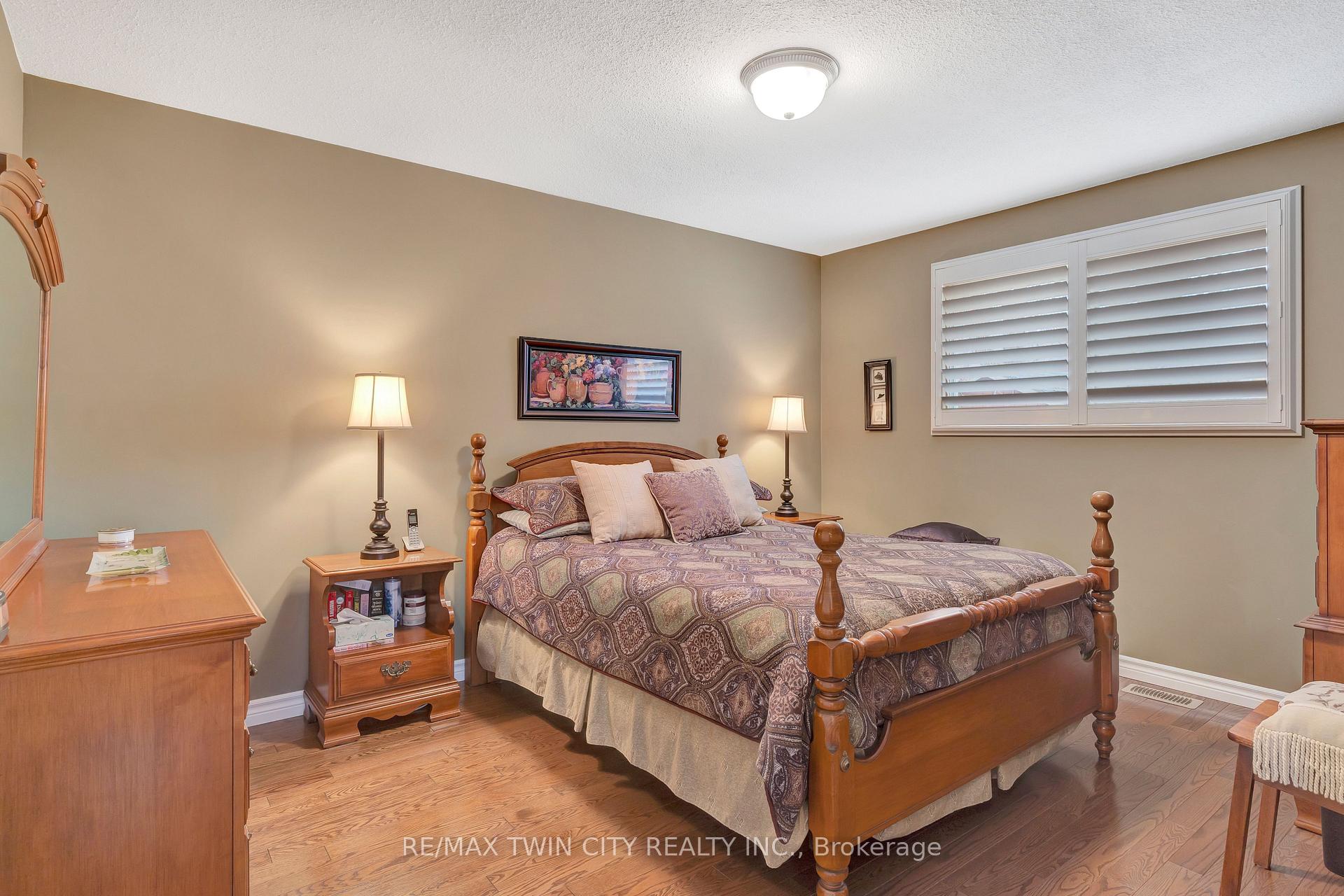 Photo 26 of 158 Martinglen Crescent, Kitchener — HOMEH