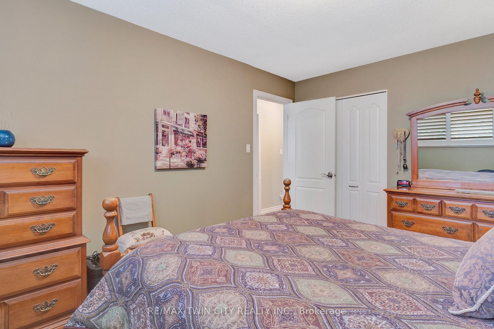 Photo 17 of 158 Martinglen Crescent, Kitchener — HOMEH