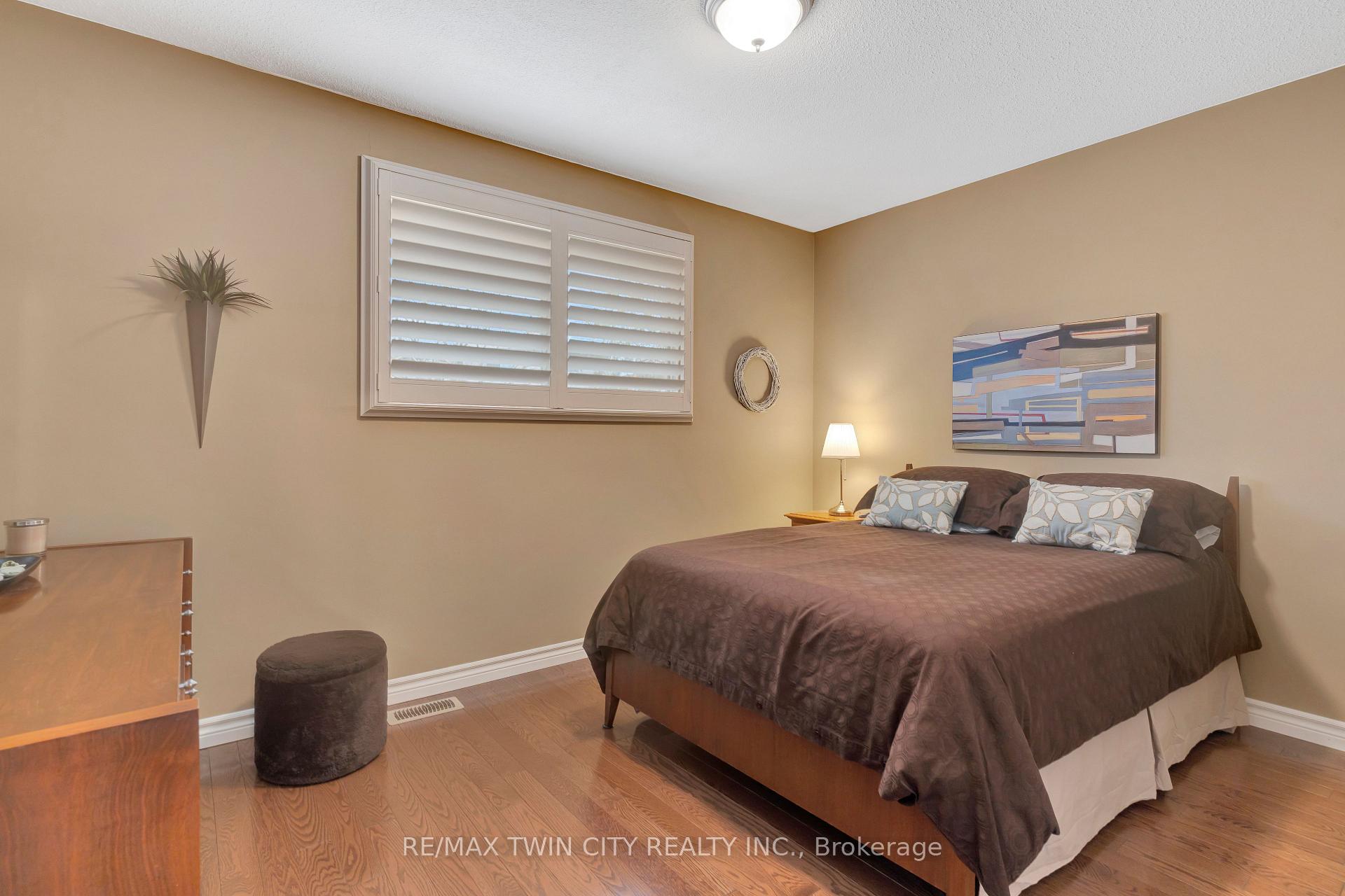 Photo 9 of 158 Martinglen Crescent, Kitchener — HOMEH