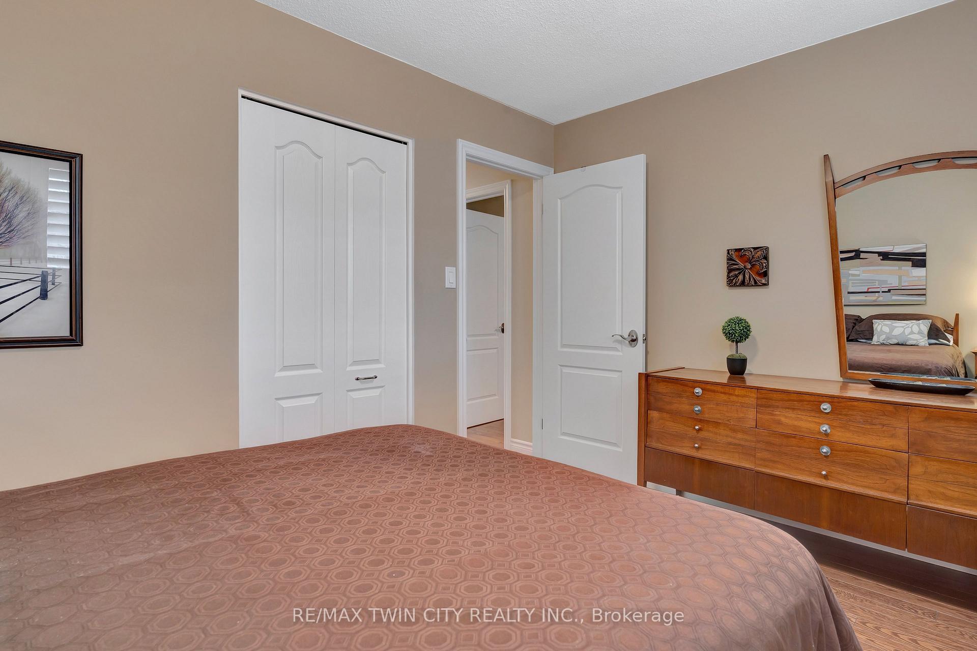 Photo 10 of 158 Martinglen Crescent, Kitchener — HOMEH