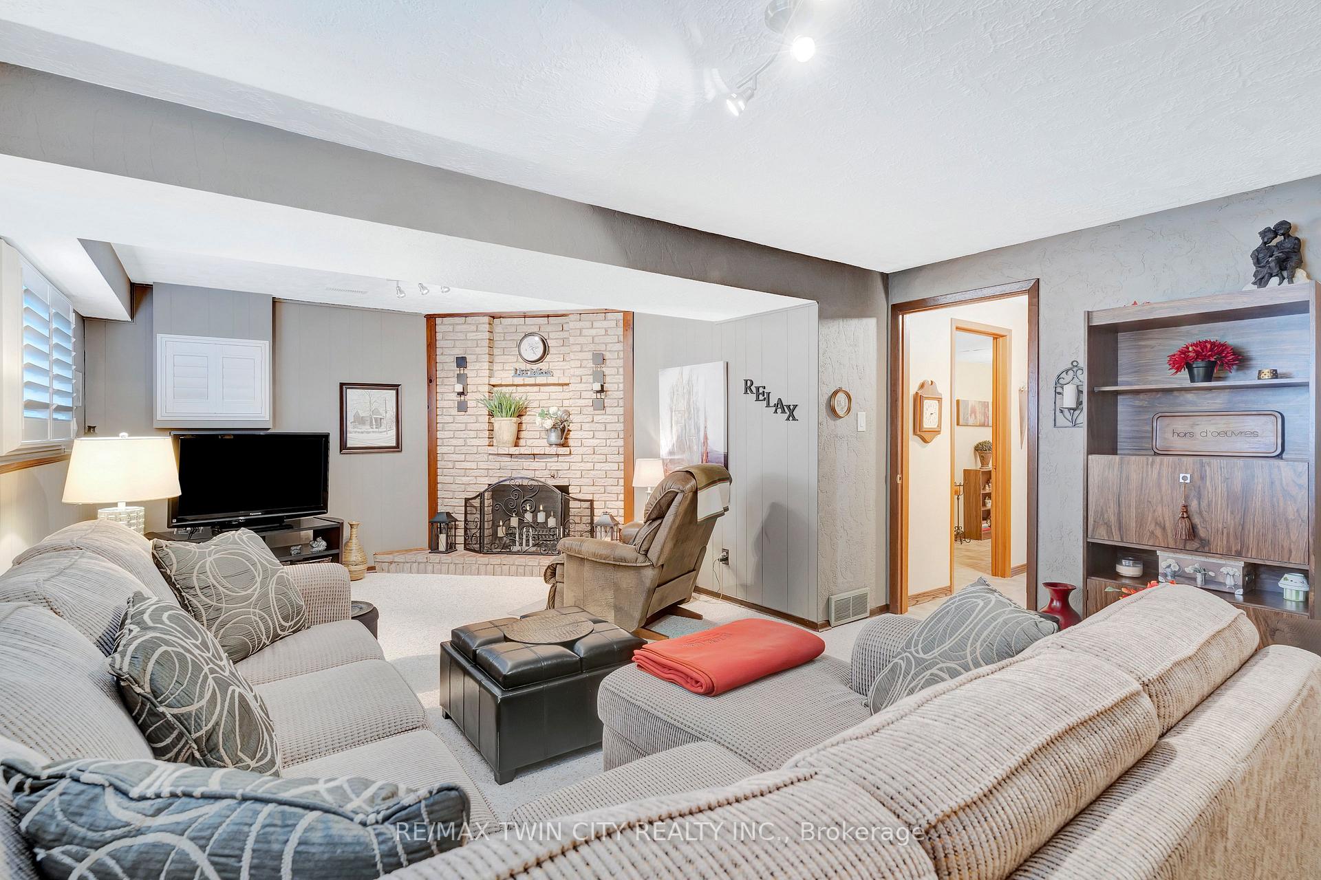 Photo 11 of 158 Martinglen Crescent, Kitchener — HOMEH