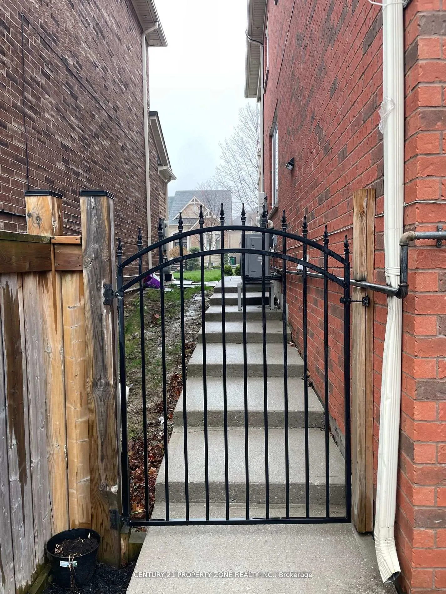 Photo 2 of Unit bsmt, 9195 Creditview Road, Brampton, Credit Valley — HOMEH