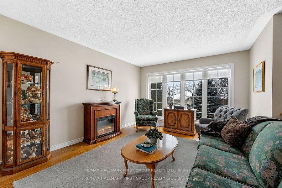 Photo 10 of 1047 Interlake Drive, Oshawa, Pinecrest — HOMEH