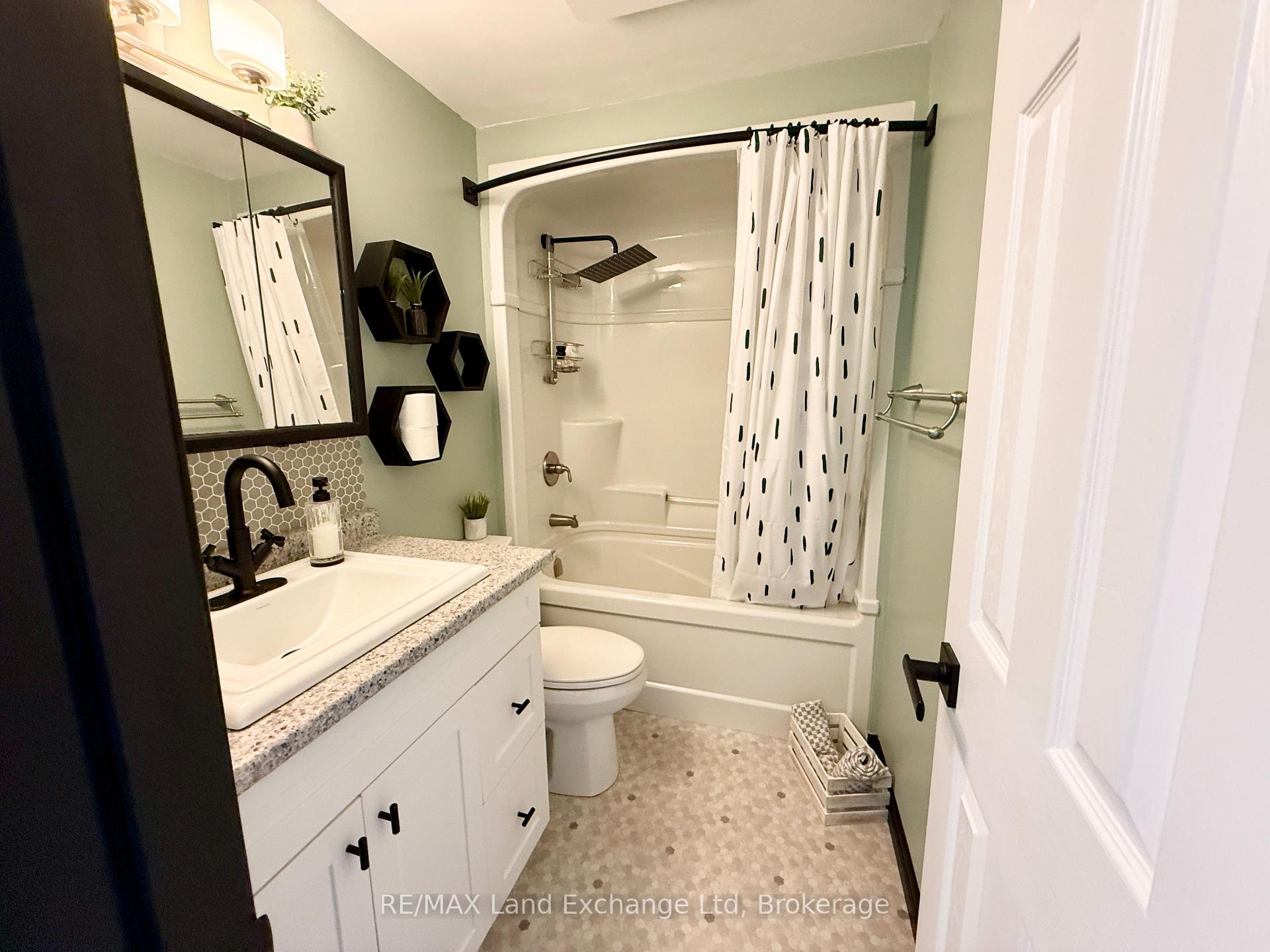 Photo 16 of 152 Bennett Street E, Goderich, Goderich (Town) — HOMEH