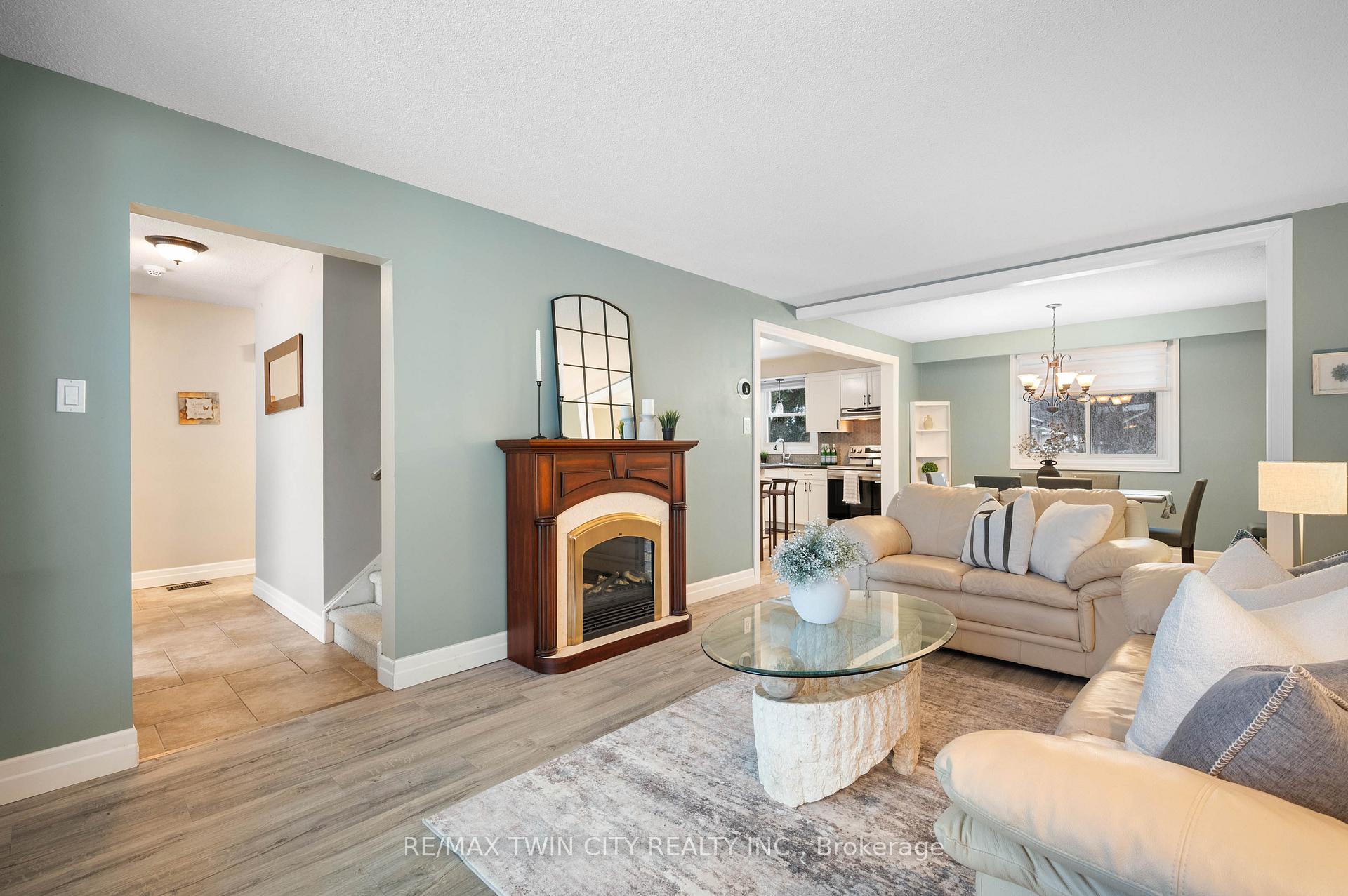 Photo 2 of 39 Martinglen Crescent, Kitchener — HOMEH