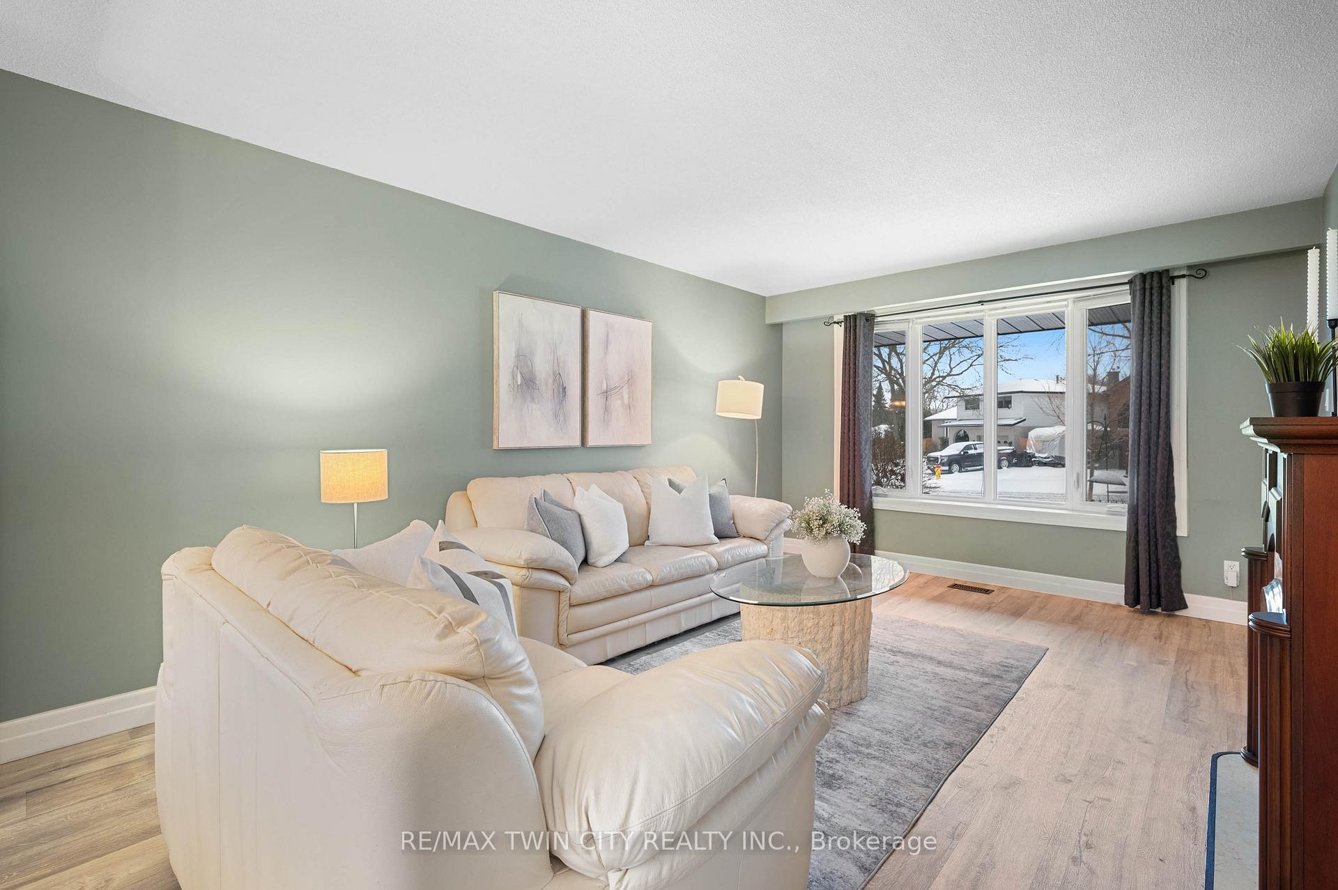 Photo 5 of 39 Martinglen Crescent, Kitchener — HOMEH