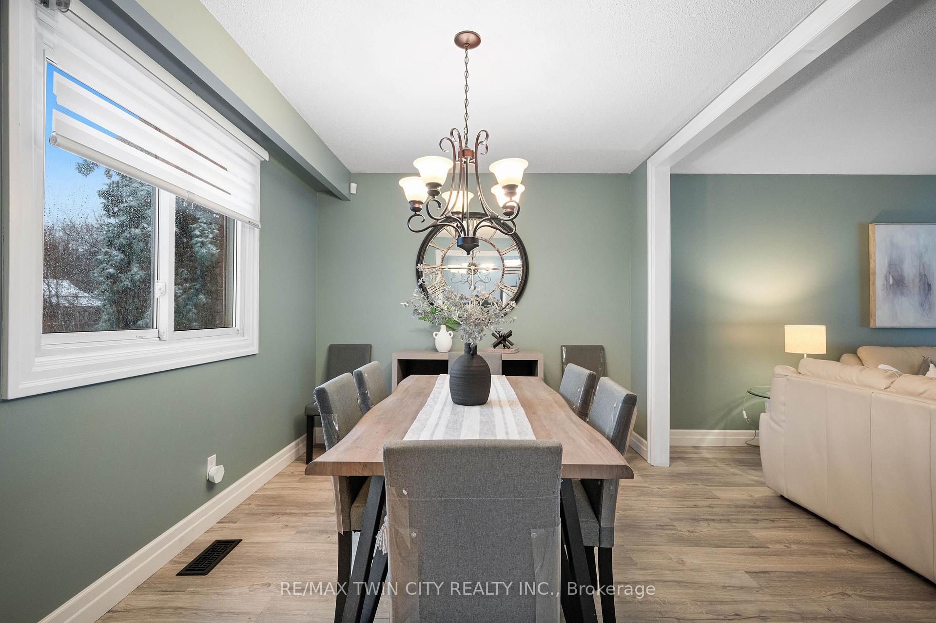 Photo 40 of 39 Martinglen Crescent, Kitchener — HOMEH