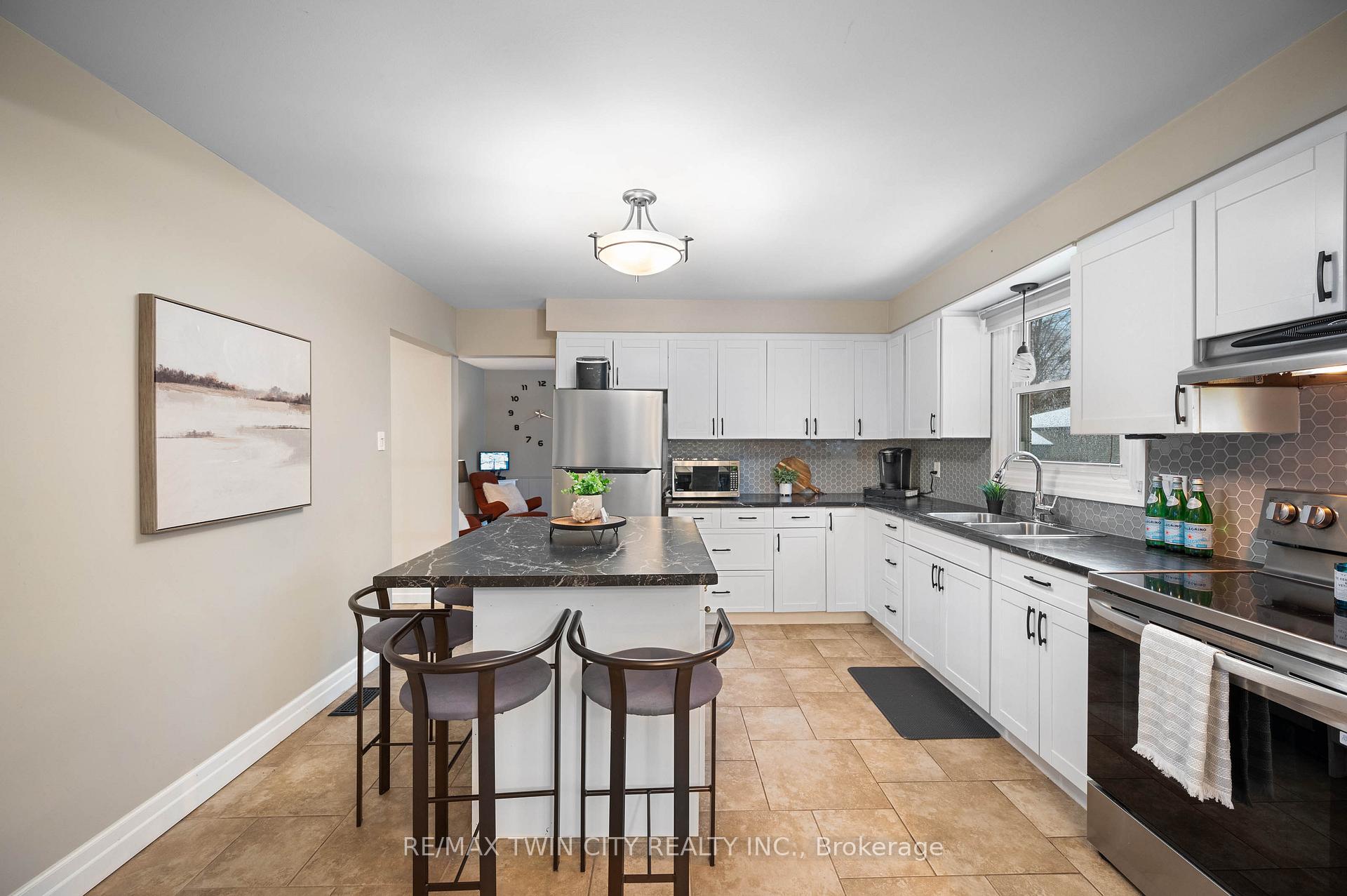 Photo 11 of 39 Martinglen Crescent, Kitchener — HOMEH