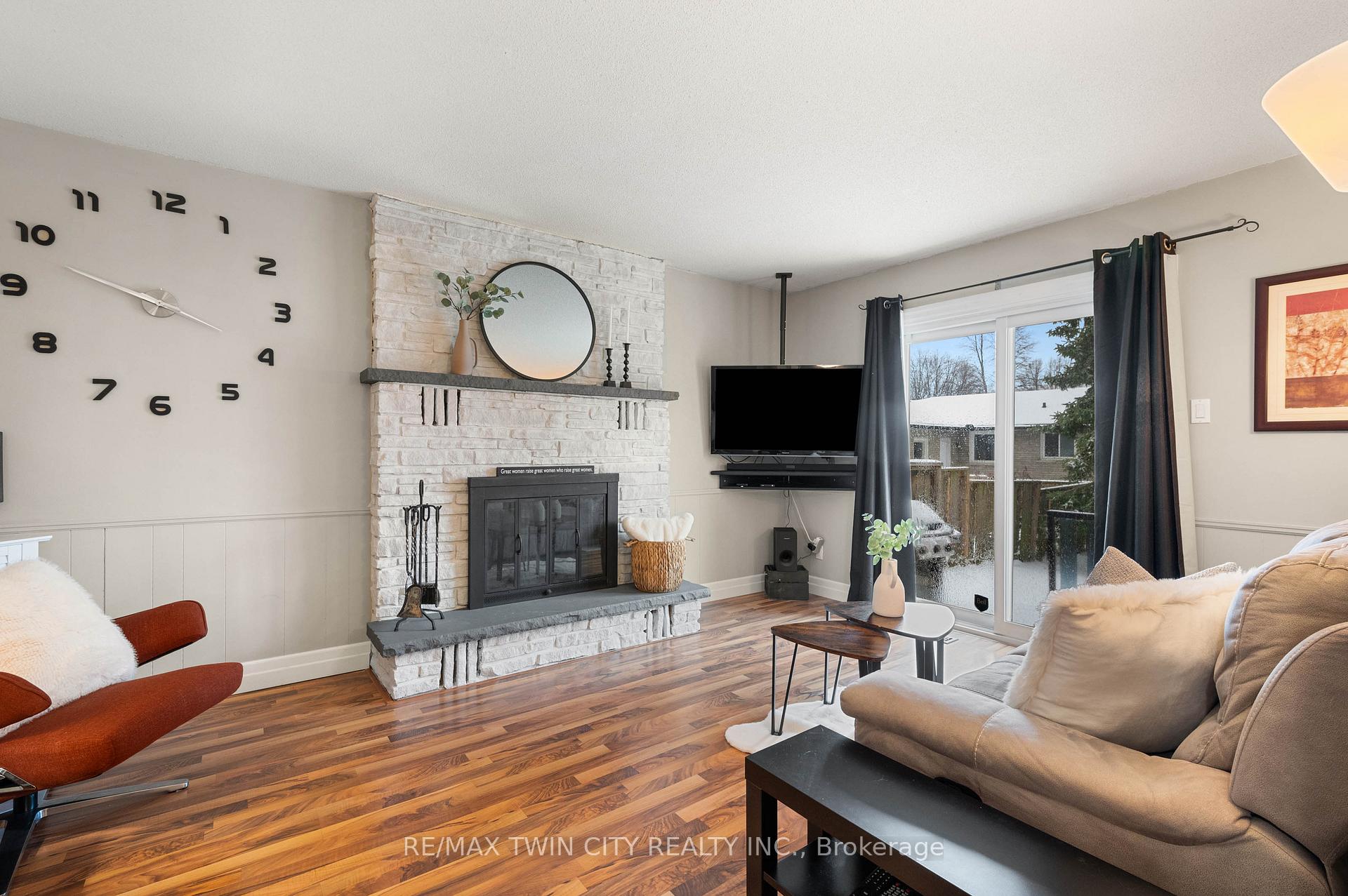 Photo 12 of 39 Martinglen Crescent, Kitchener — HOMEH
