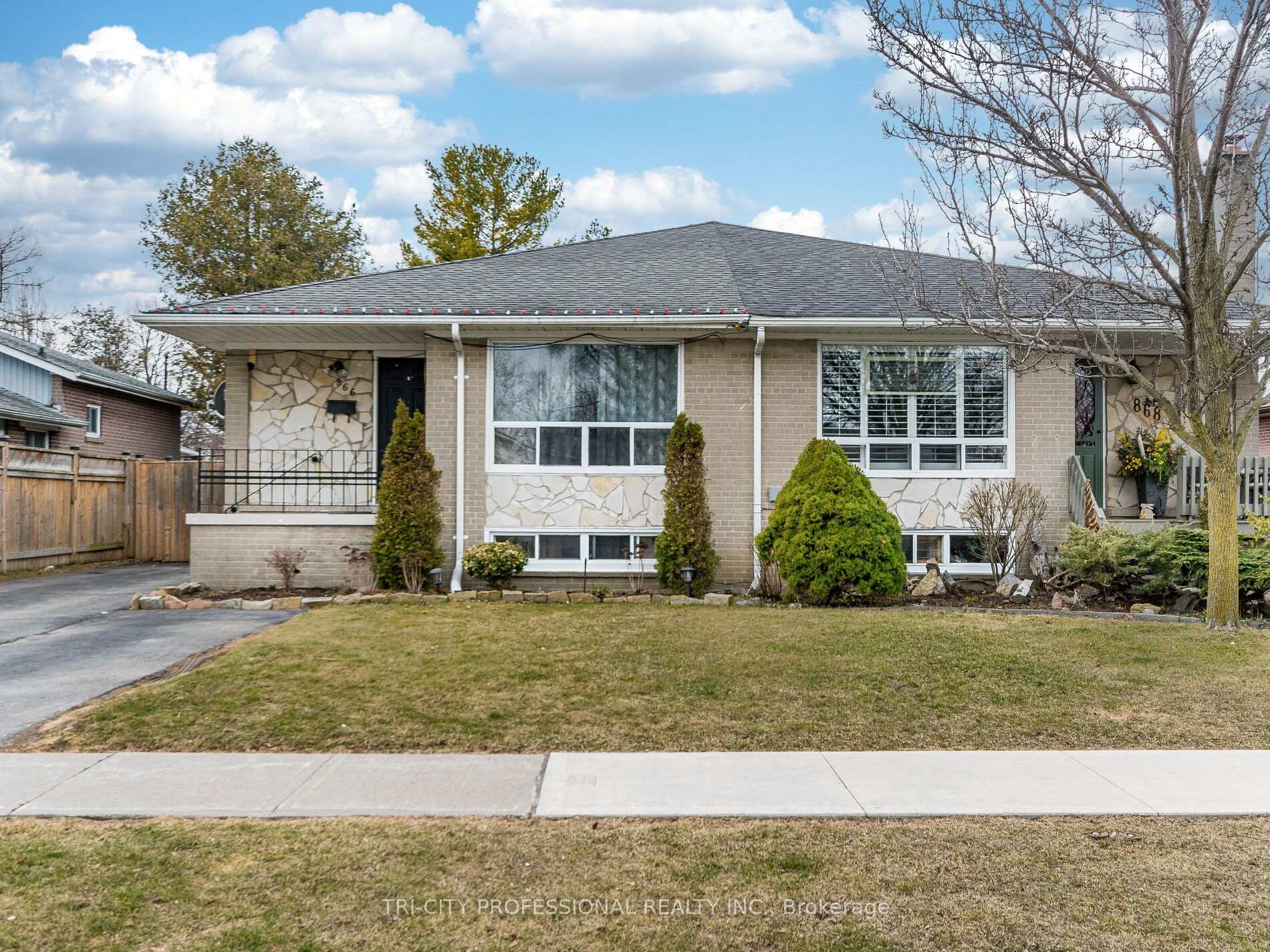 Photo 3 of 866 Krosno Boulevard, Pickering, Bay Ridges — HOMEH