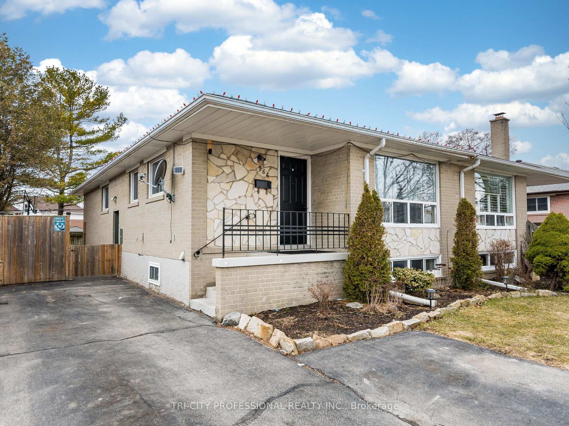 Photo 2 of 866 Krosno Boulevard, Pickering, Bay Ridges — HOMEH