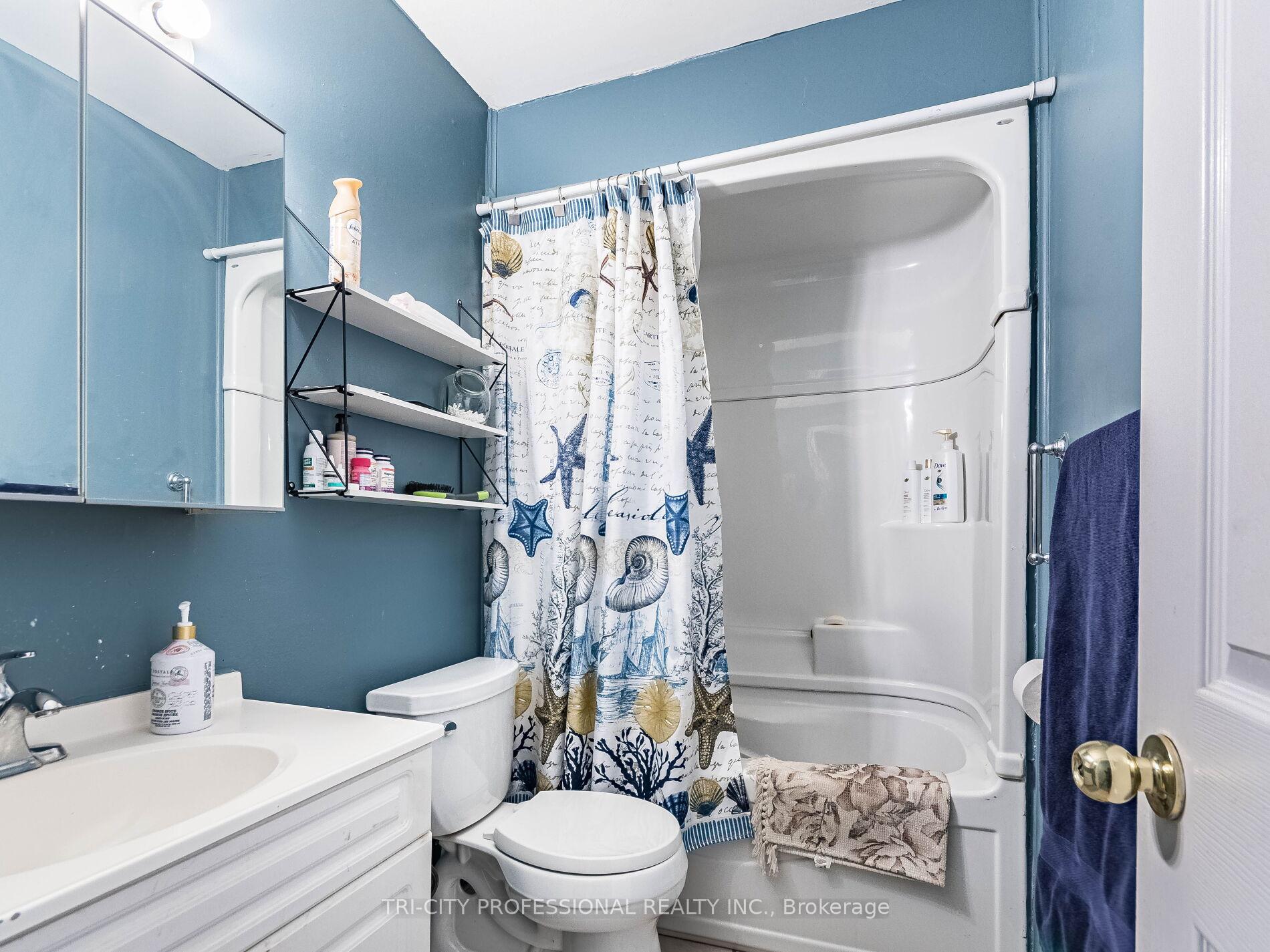 Photo 4 of 866 Krosno Boulevard, Pickering, Bay Ridges — HOMEH