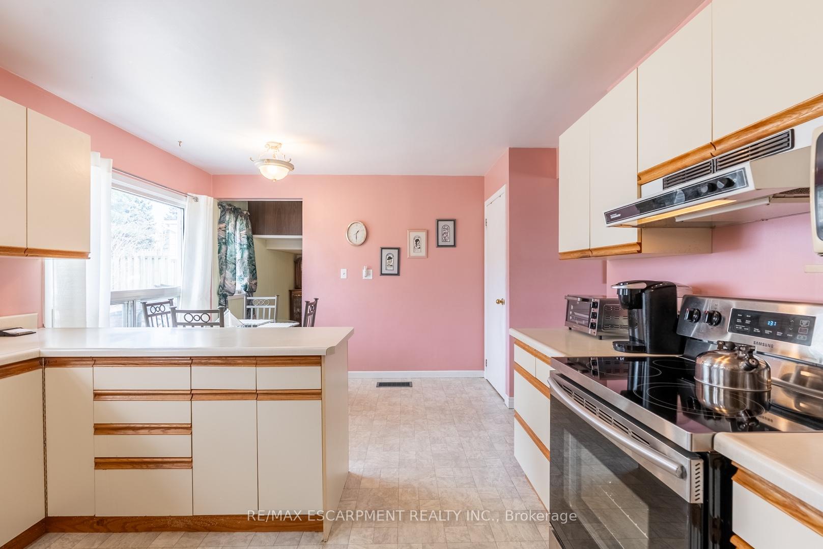 Photo 4 of 279 Parkside Drive, Hamilton, Waterdown — HOMEH