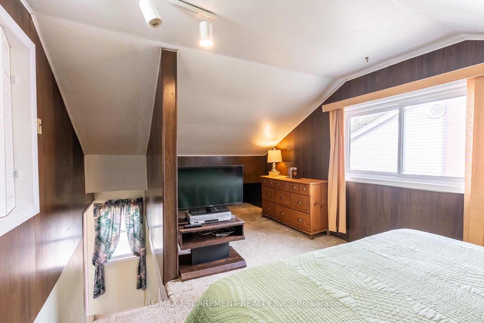 Photo 13 of 279 Parkside Drive, Hamilton, Waterdown — HOMEH
