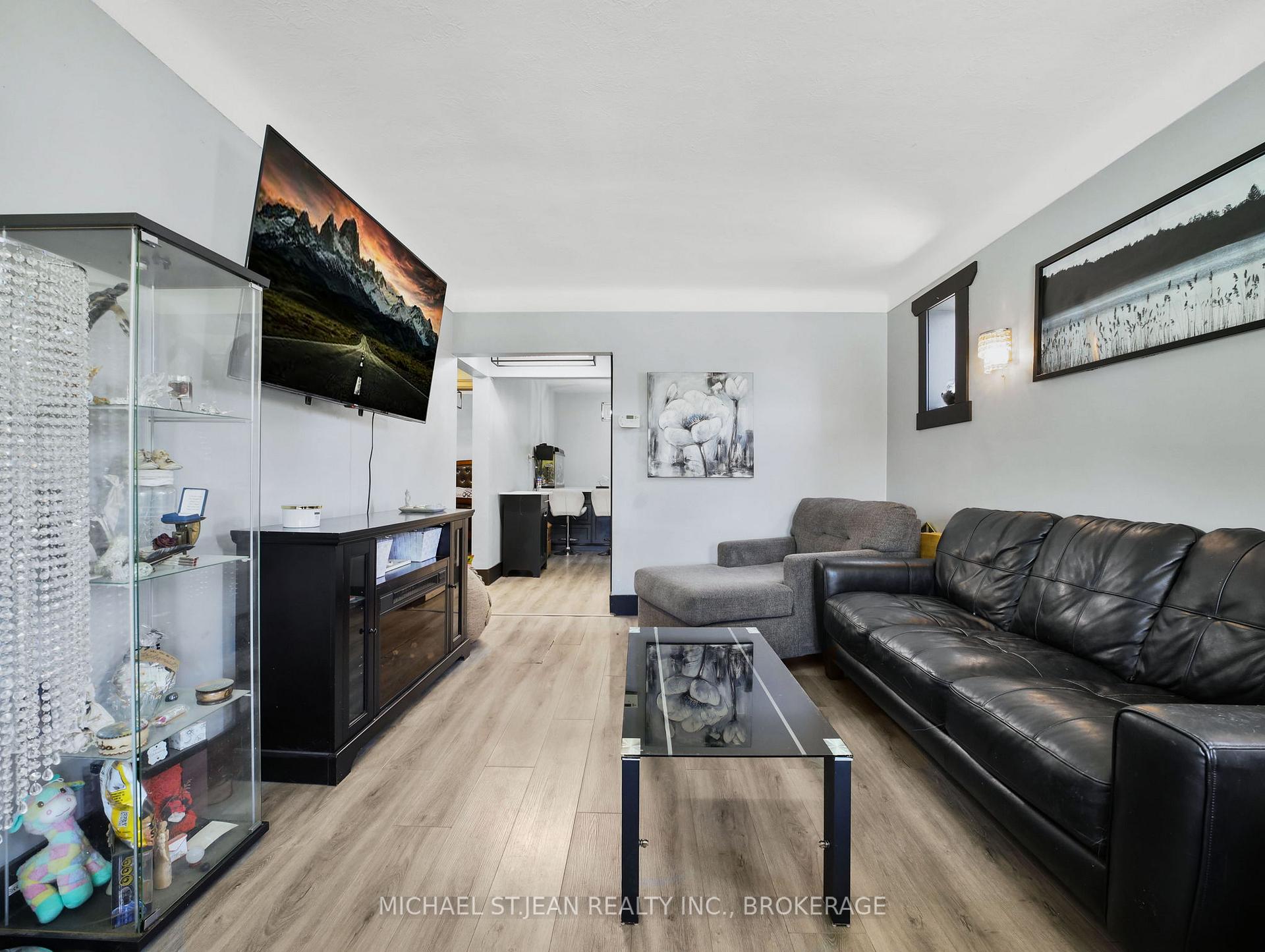 Photo 8 of 89 Cameron Avenue S, Hamilton, Glenview — HOMEH
