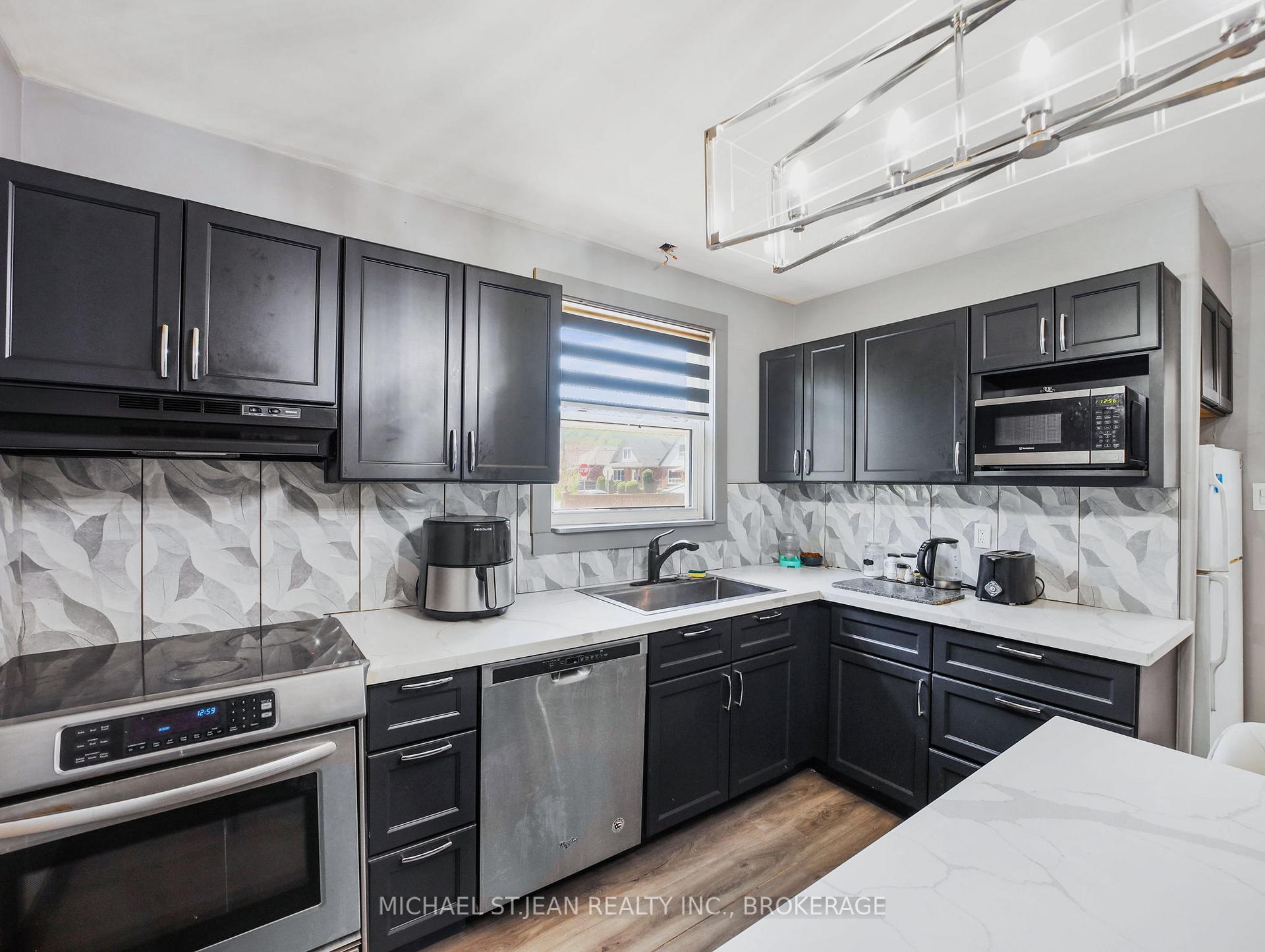 Photo 19 of 89 Cameron Avenue S, Hamilton, Glenview — HOMEH