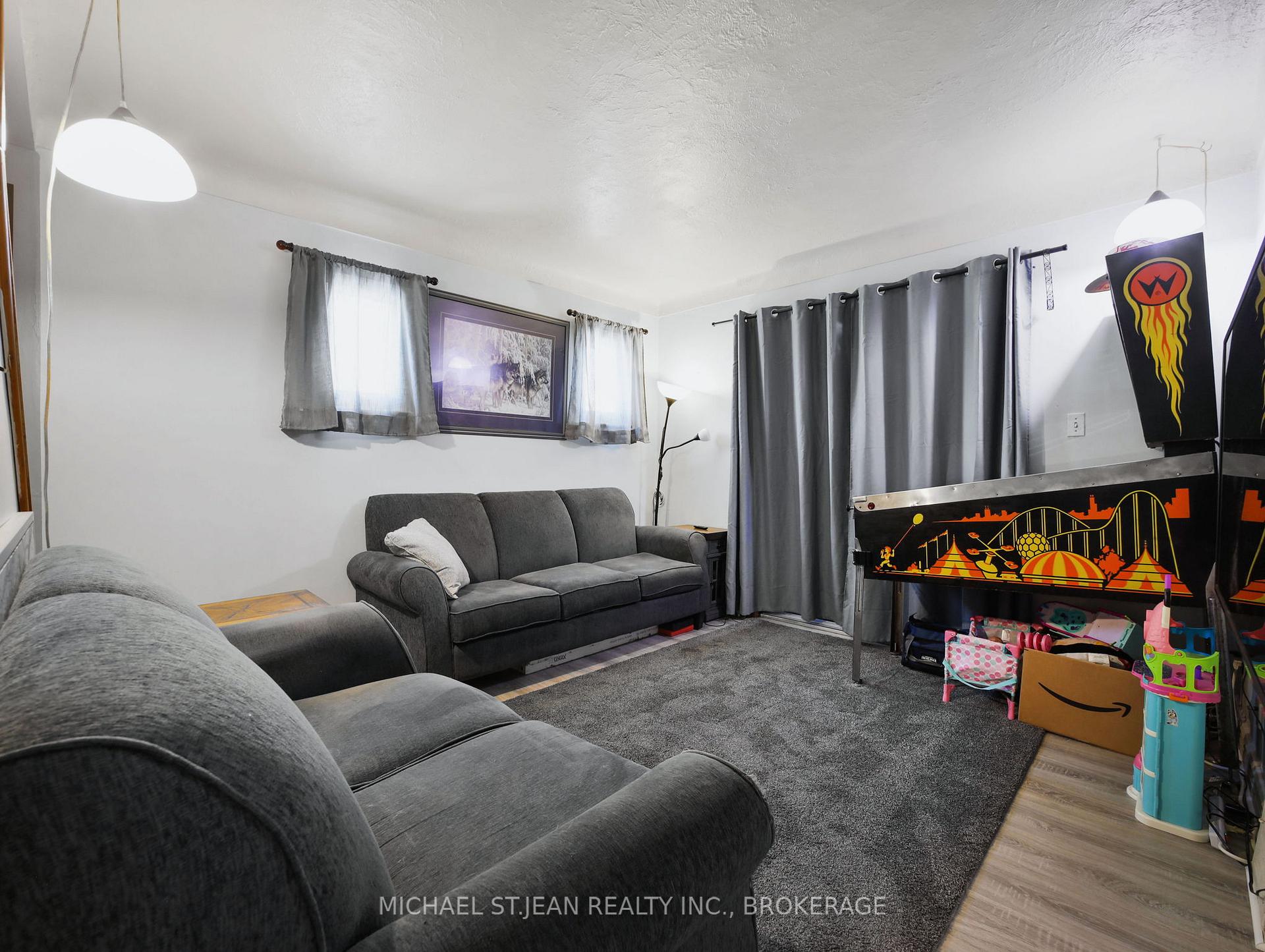 Photo 12 of 89 Cameron Avenue S, Hamilton, Glenview — HOMEH